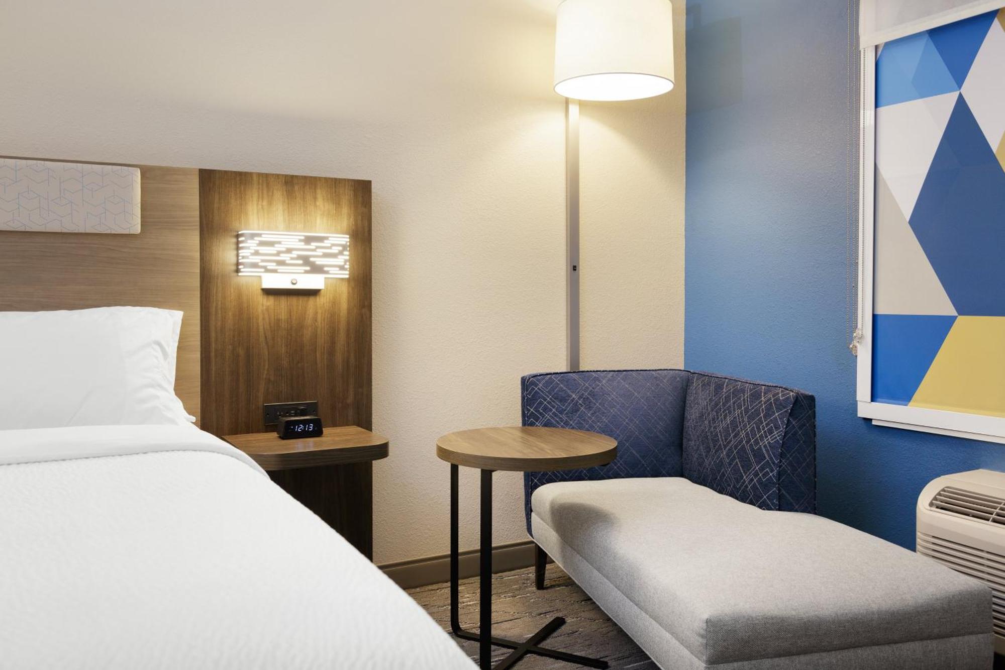 Standard King Room with Roll-in Shower - Mobility Accessible