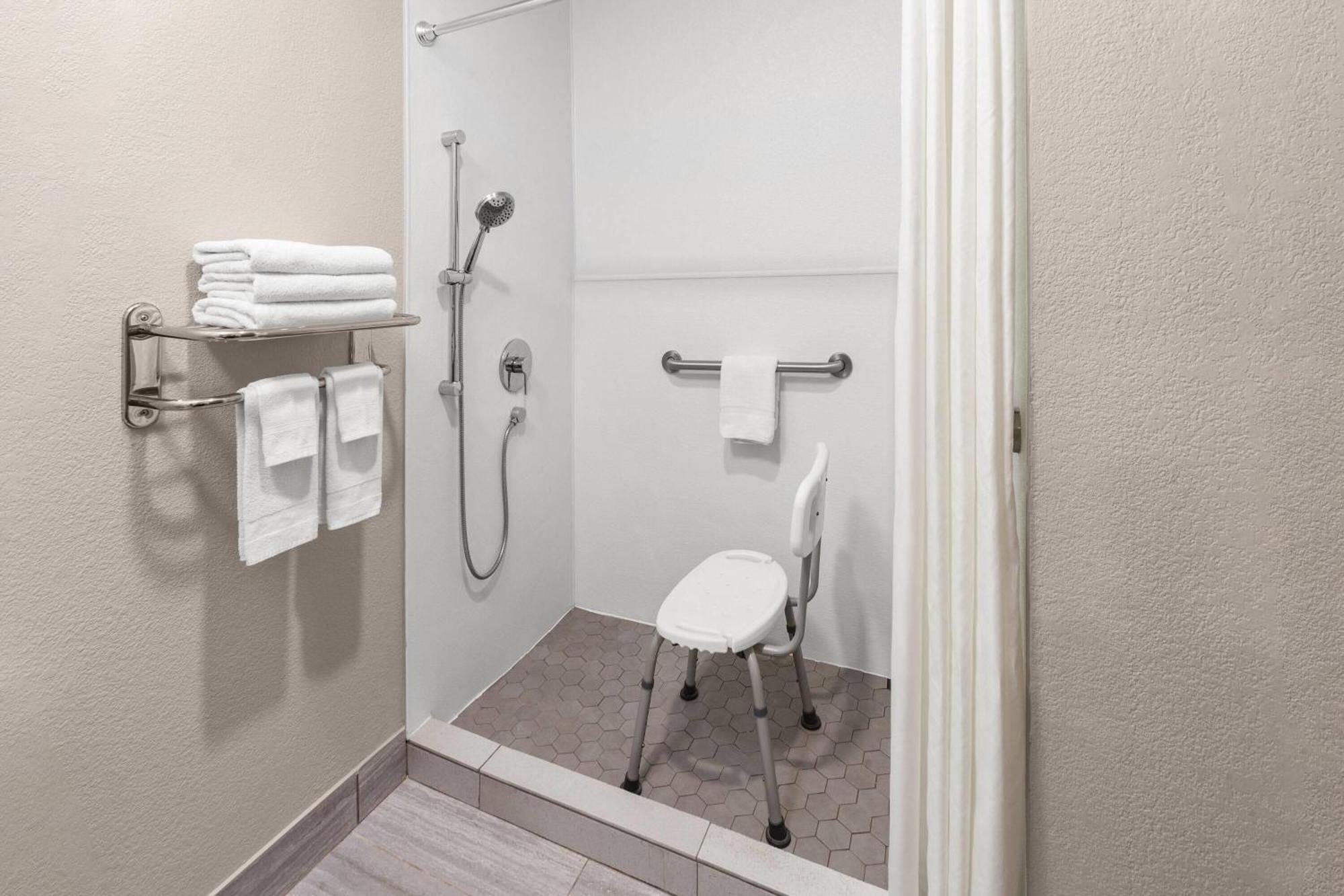 King Room with Bath Tub - Mobility Accessible/Non-Smoking