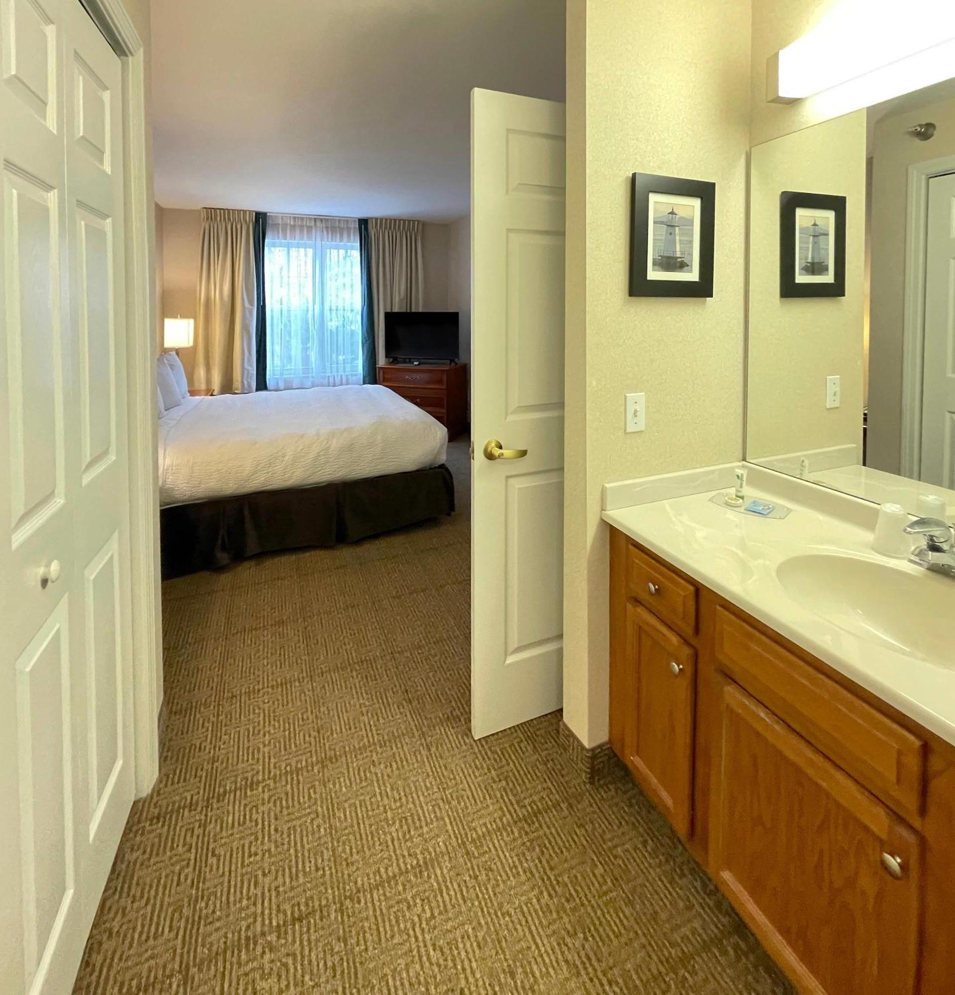 Deluxe Jacuzzi Suite