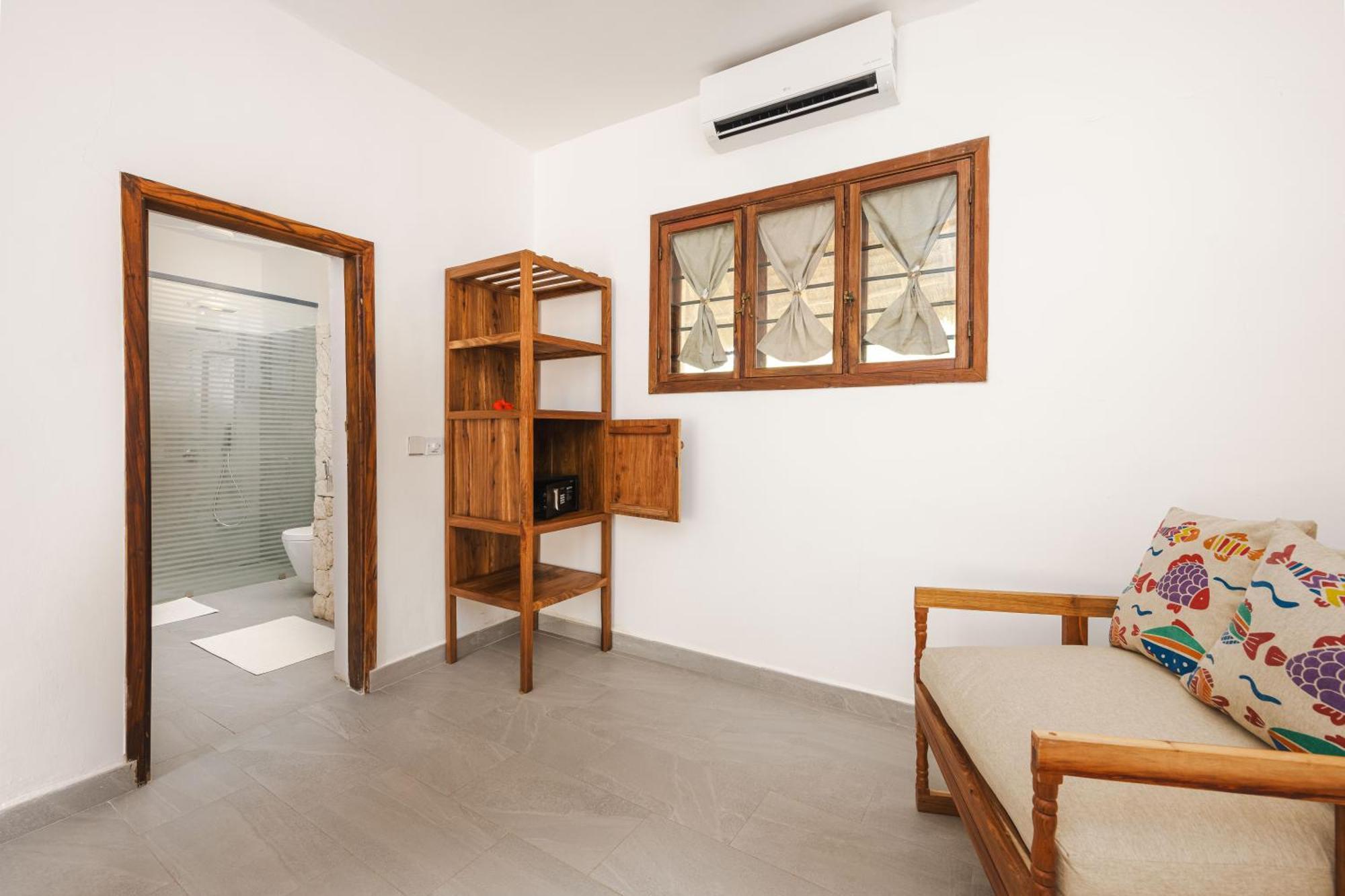 Deluxe Makuti (2 Rooms with Shared Patio)