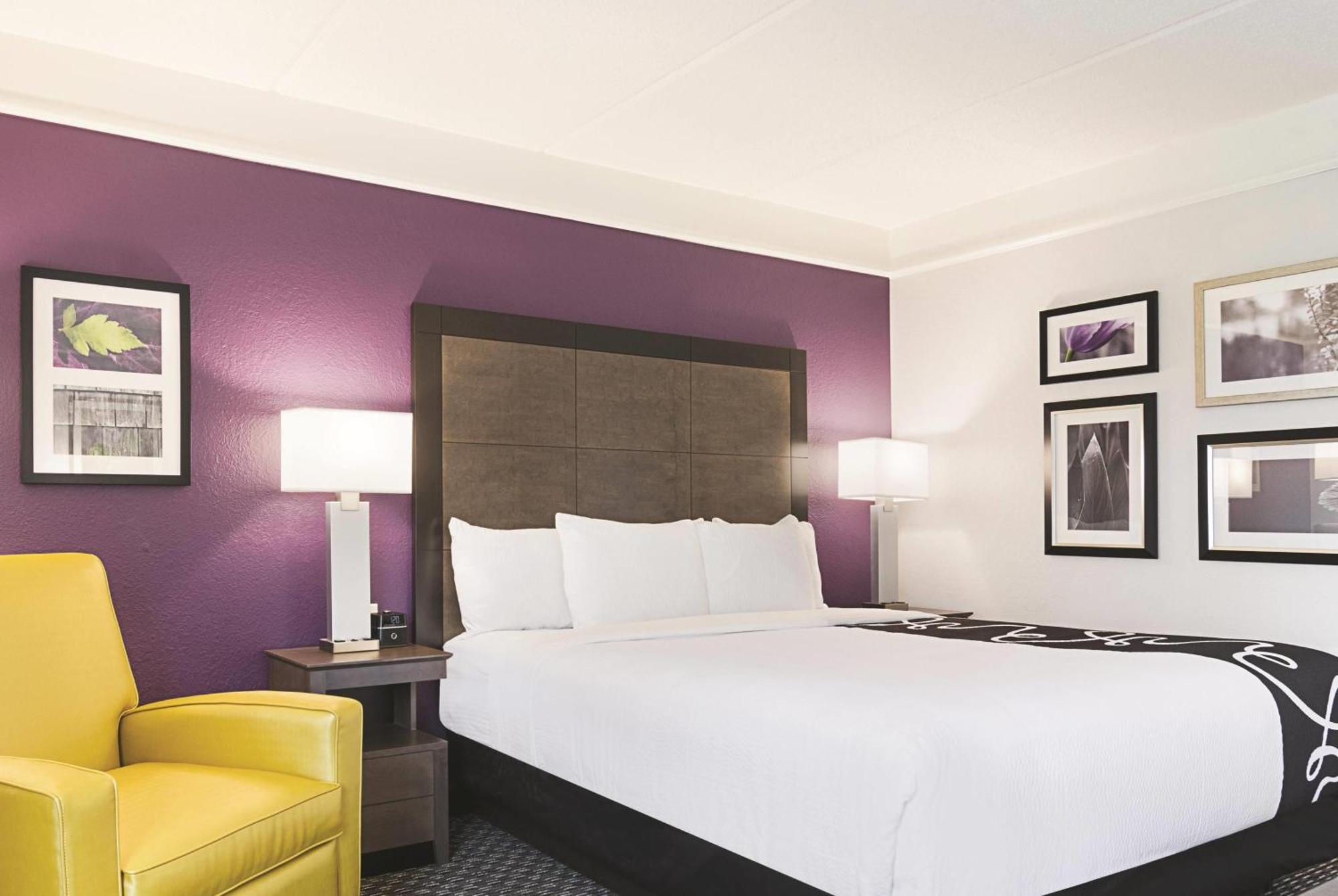 King Room with Bathtub - Mobility/Hearing Accessible - Non-Smoking