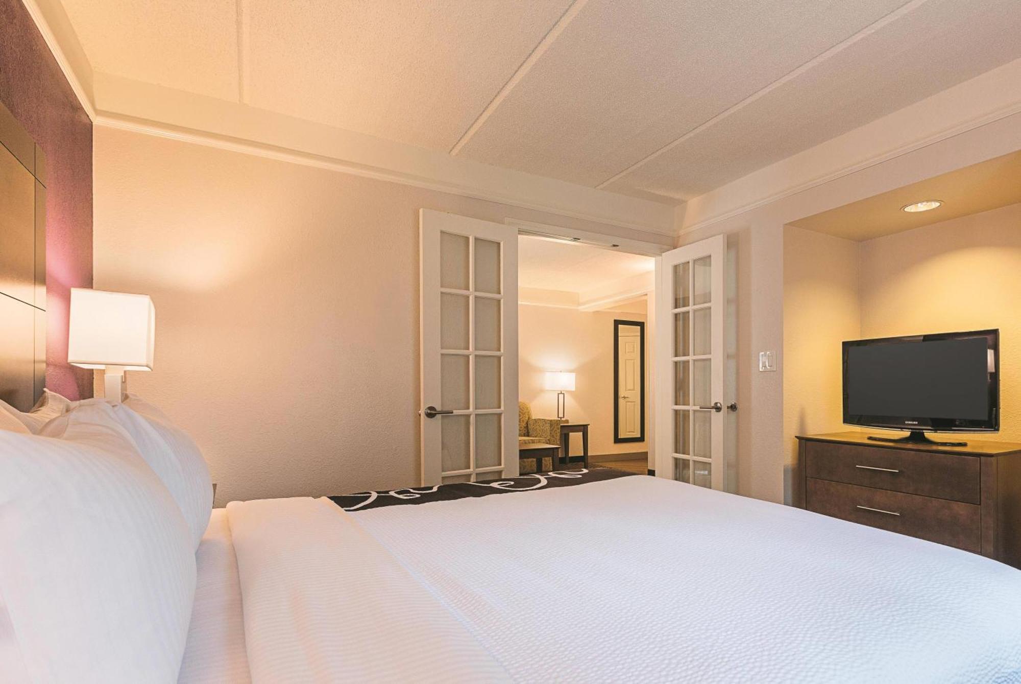 One-Bedroom King Suite - Non-Smoking