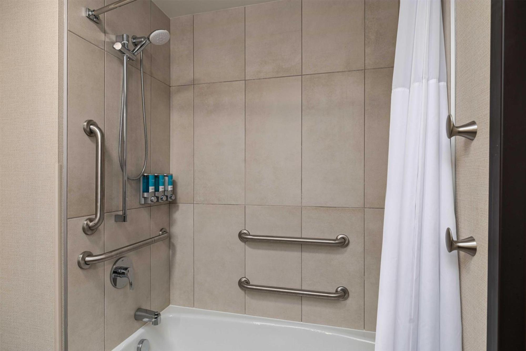 Deluxe King Room Accessible Tub
