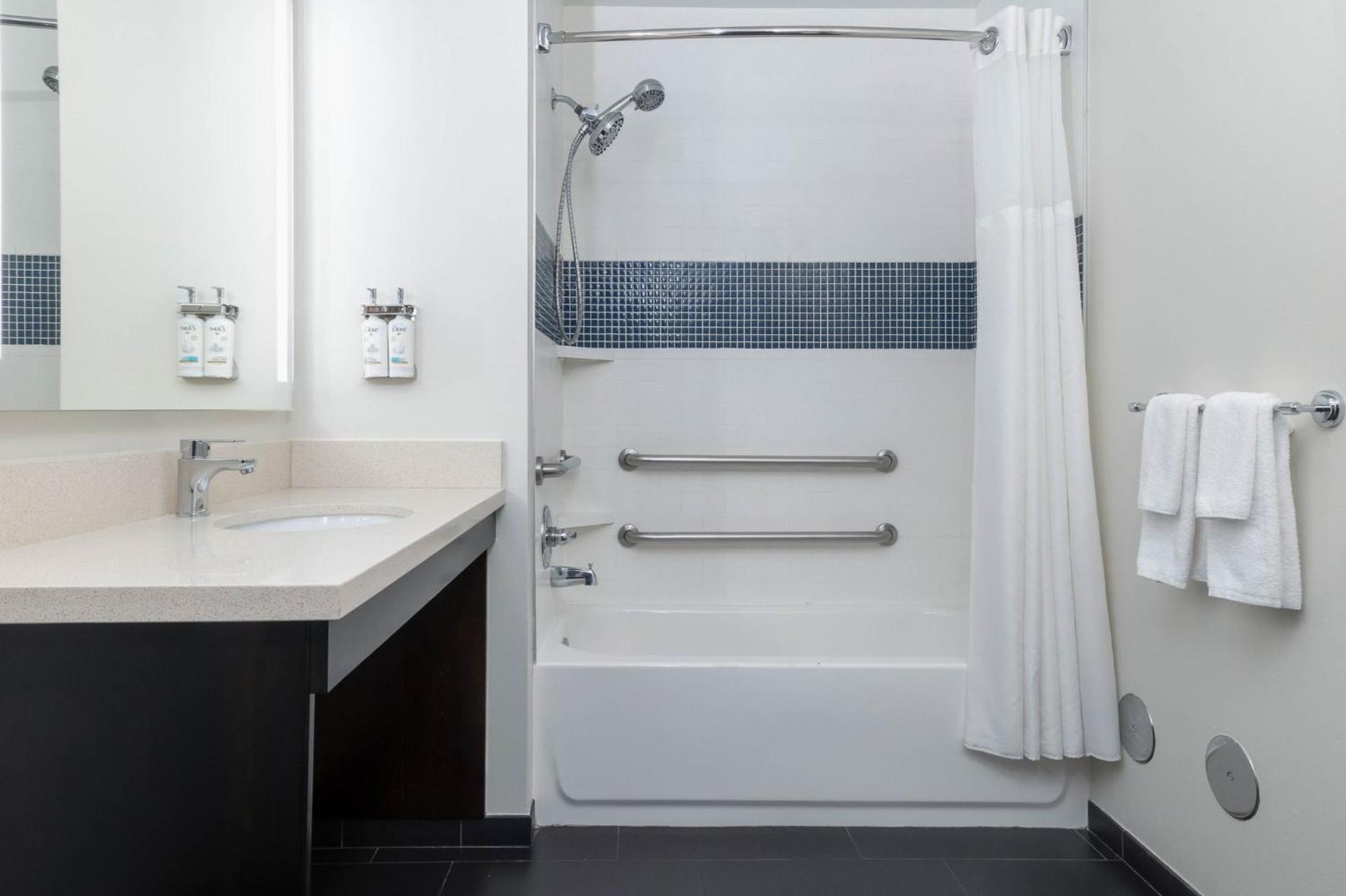 King Room - Mobility Access Tub - Non-Smoking
