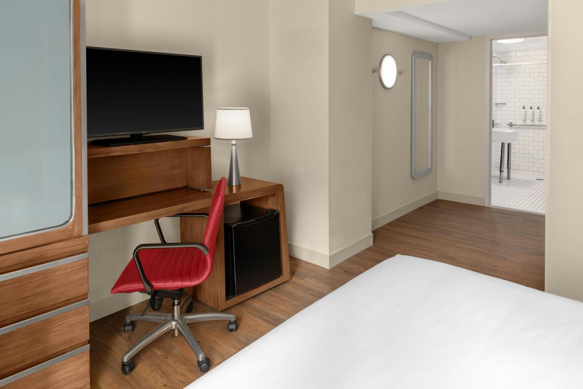 Habitación con cama extragrande.