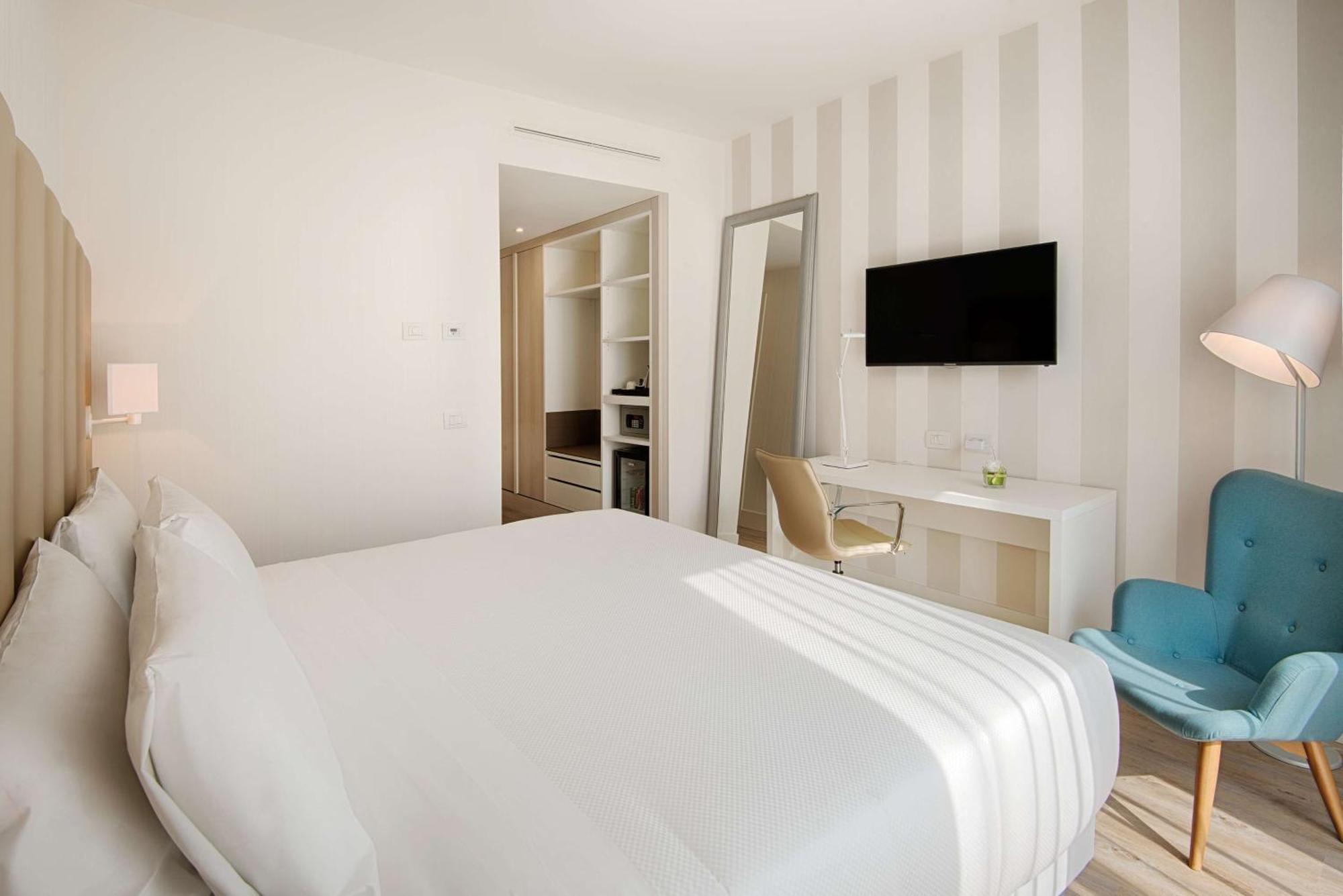 Family Connecting Room (2 Adults + 2 Children)