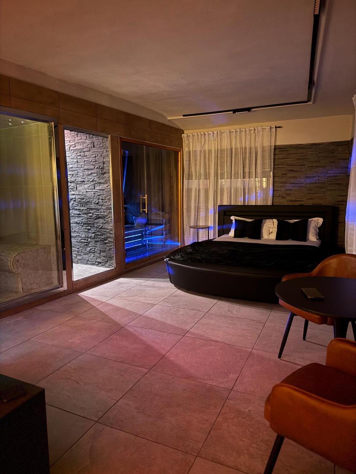 Queen Suite with Spa Bath