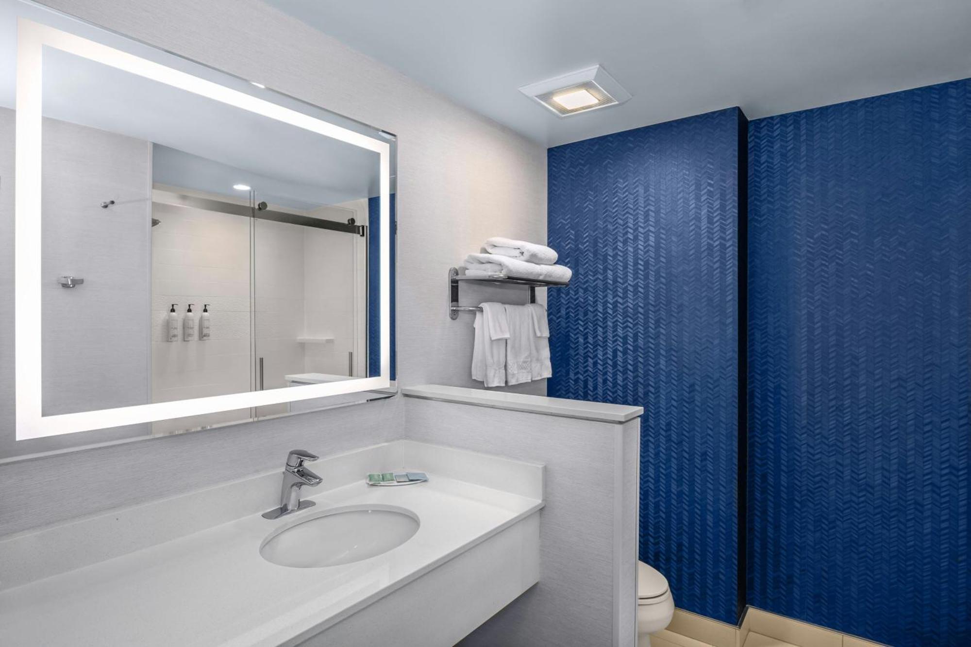 King Room with Roll-In Shower - Mobility Access/Hearing Accessible