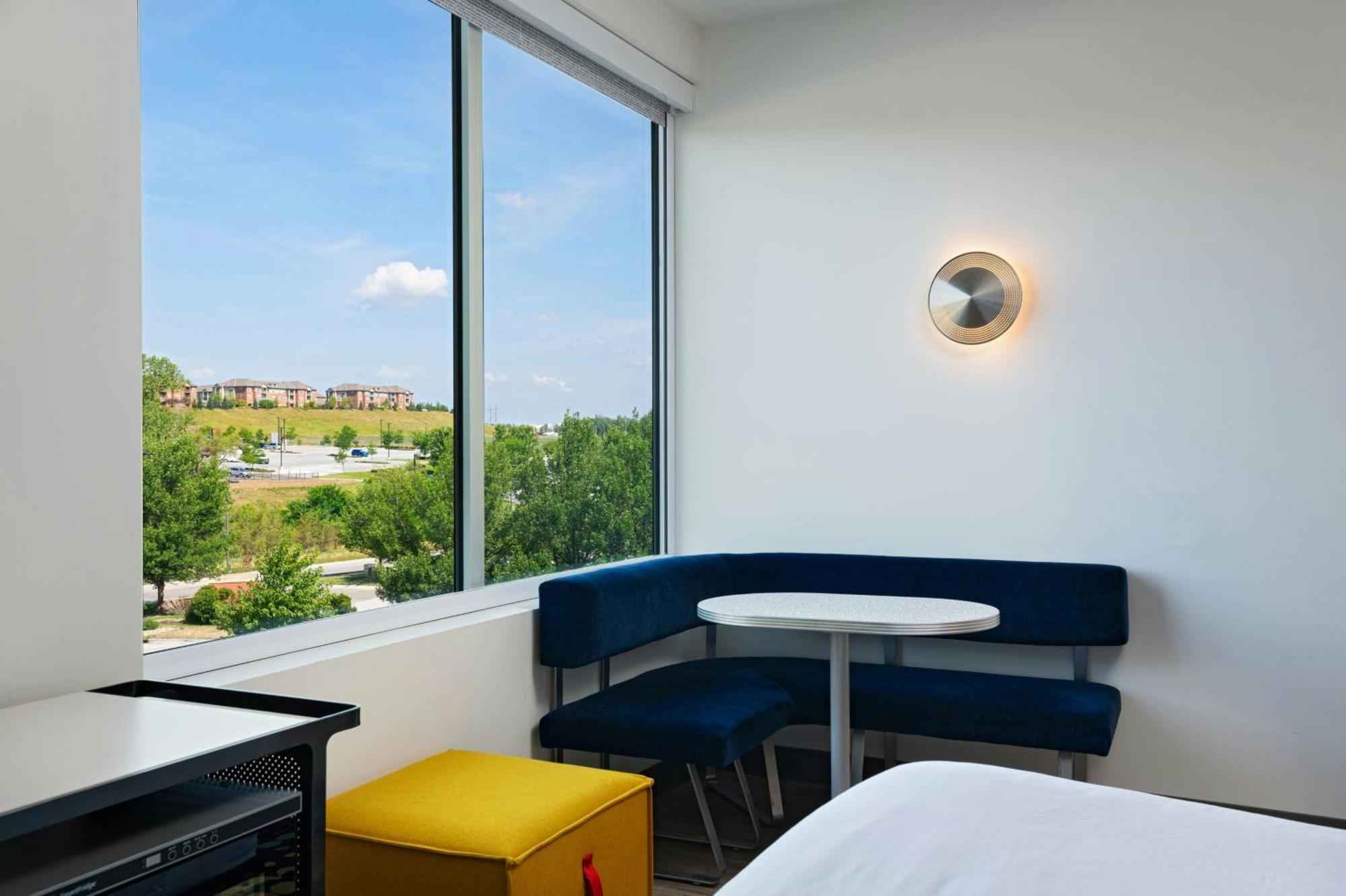 Aloft Guest room 1 King