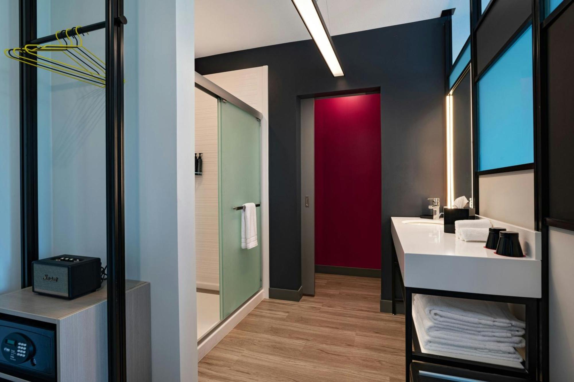 Aloft Guest room 1 King
