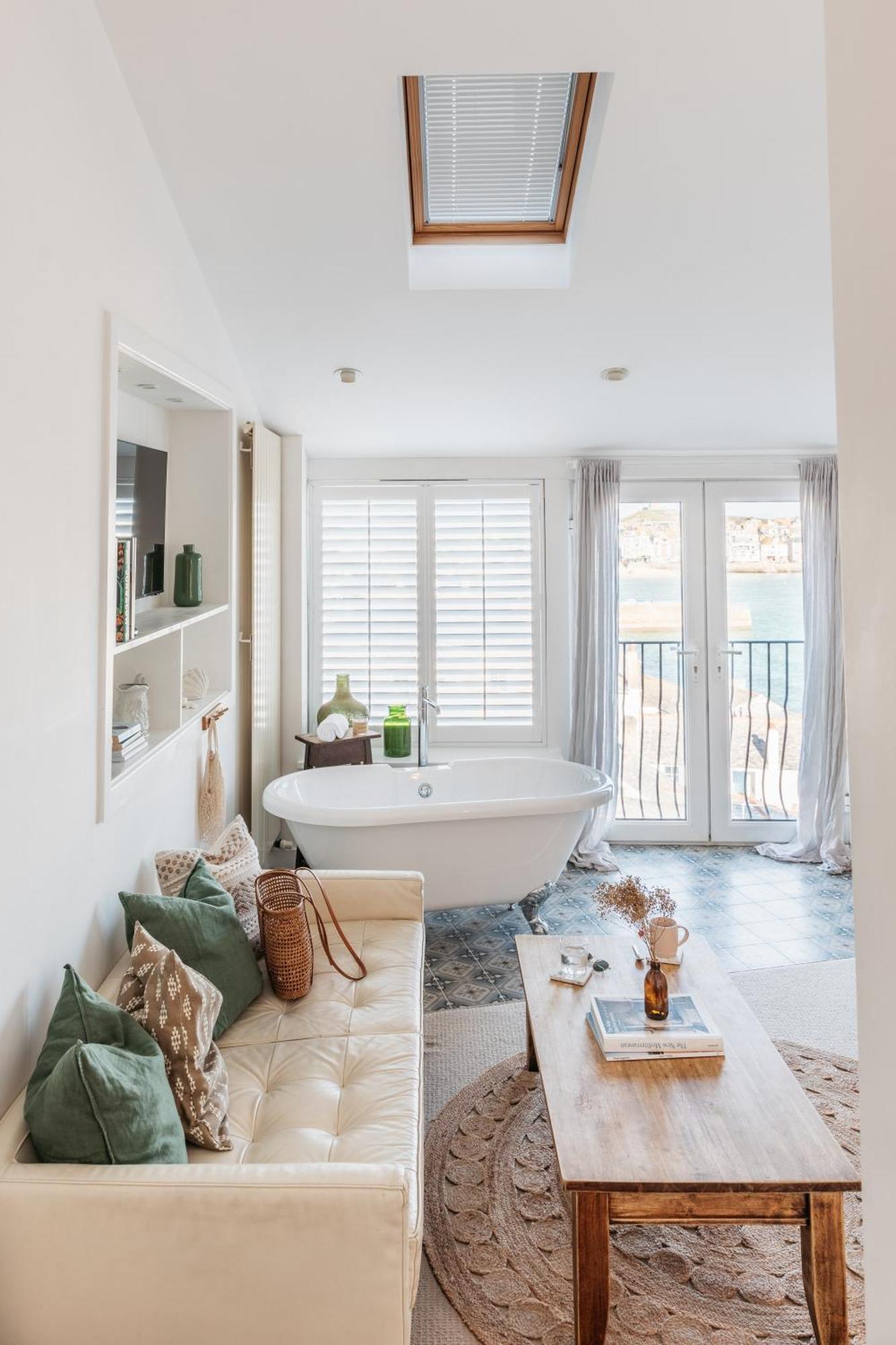 The Suite Deluxe Super King Harbour View Juliet Balcony