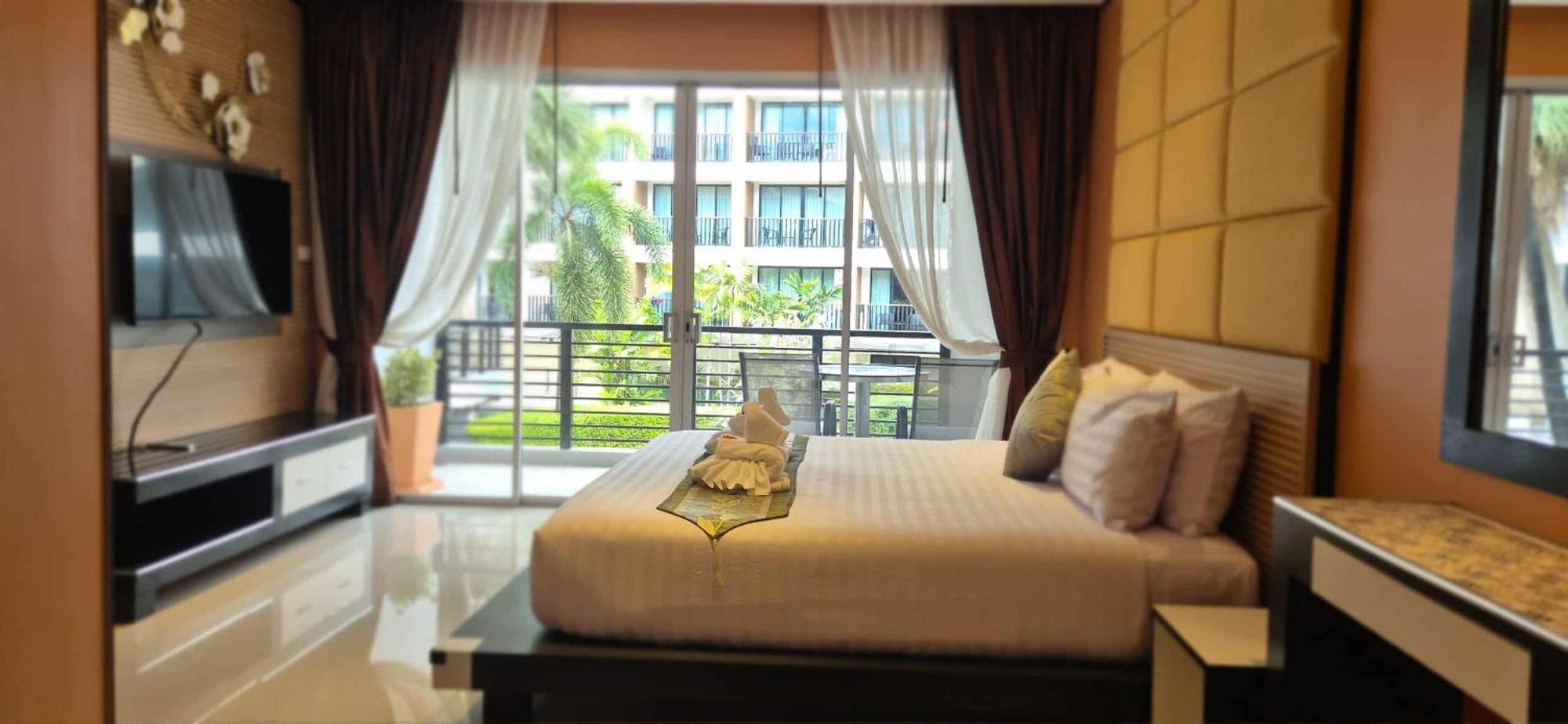 Suite con cama grande y vistas a la piscina