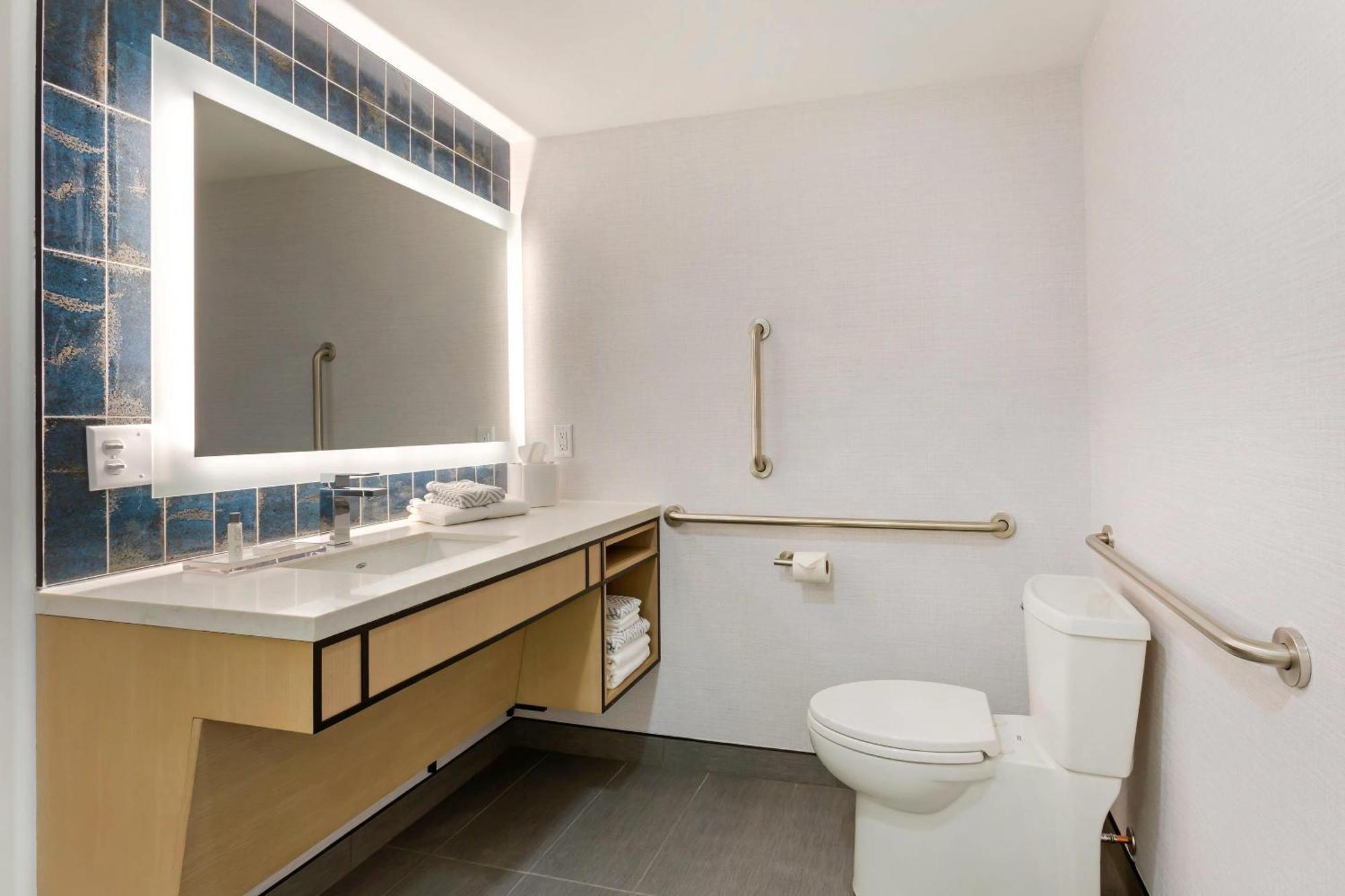 King Suite with Roll-In Shower - Disability Access/Non Smoking