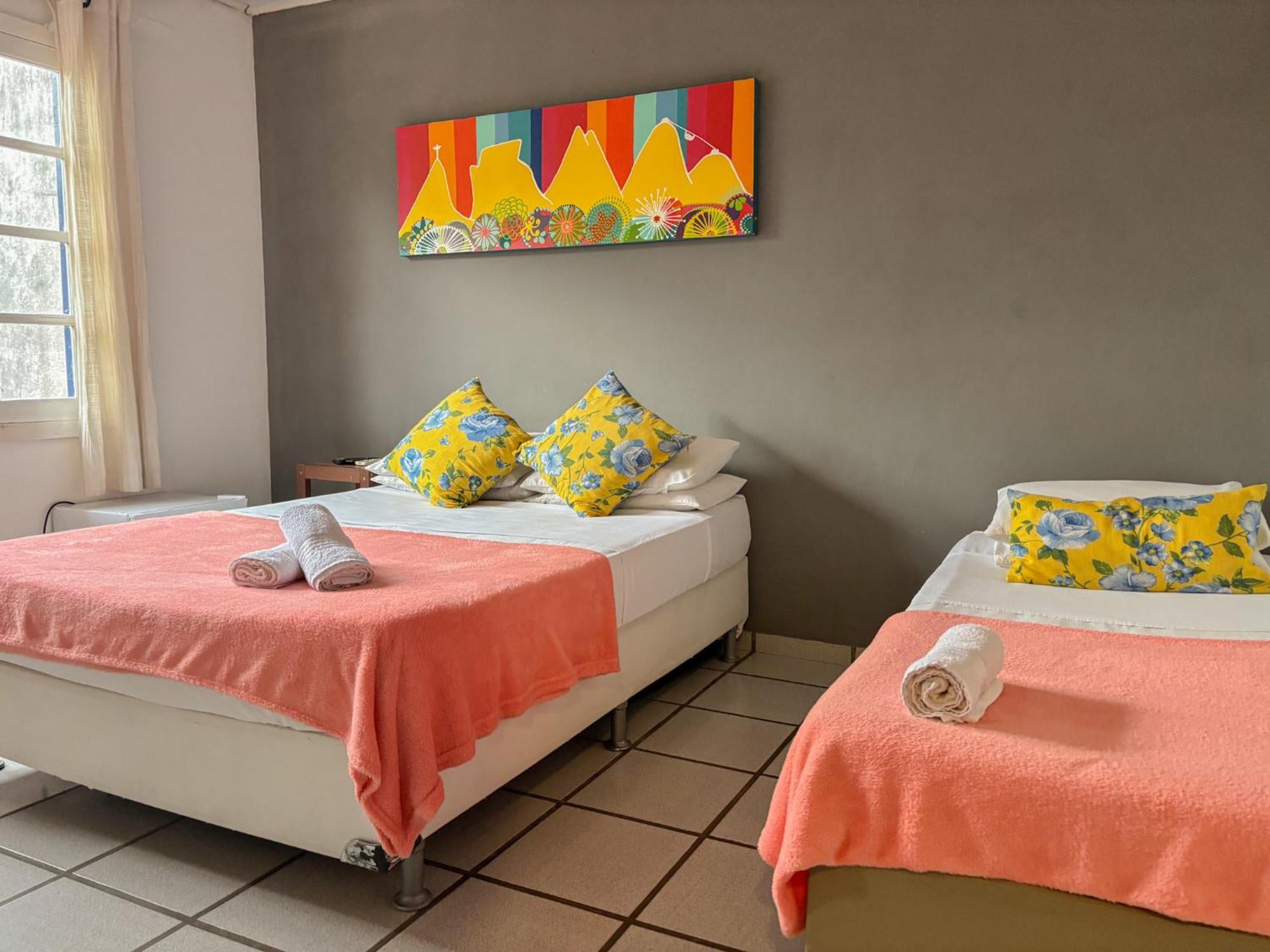 Quarto Triplo com Banheiro Privativo