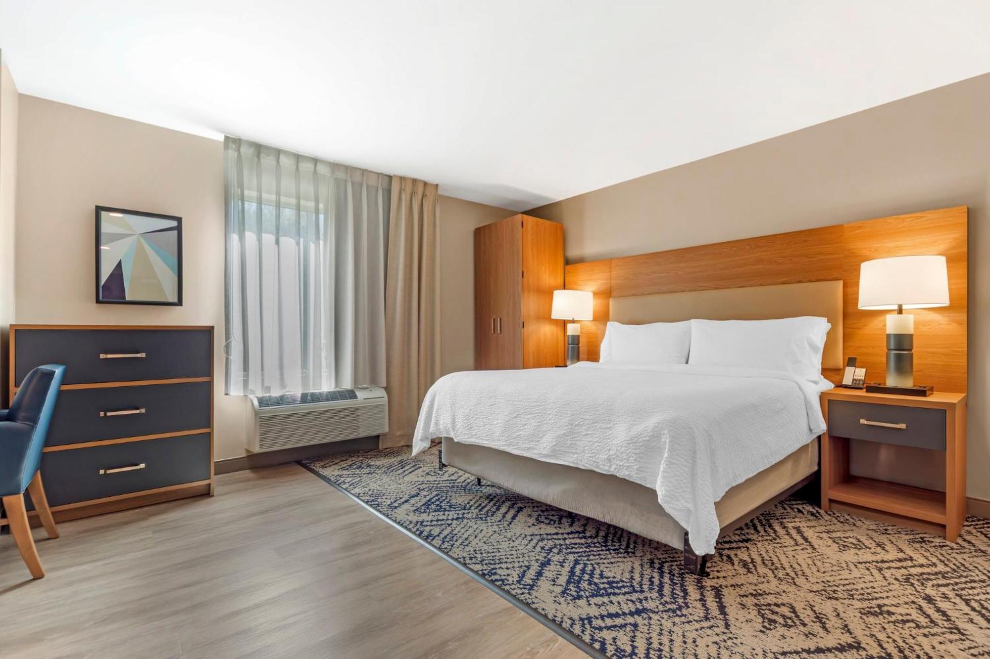 Studio King Suite with Roll In Shower - Mobility Accessible