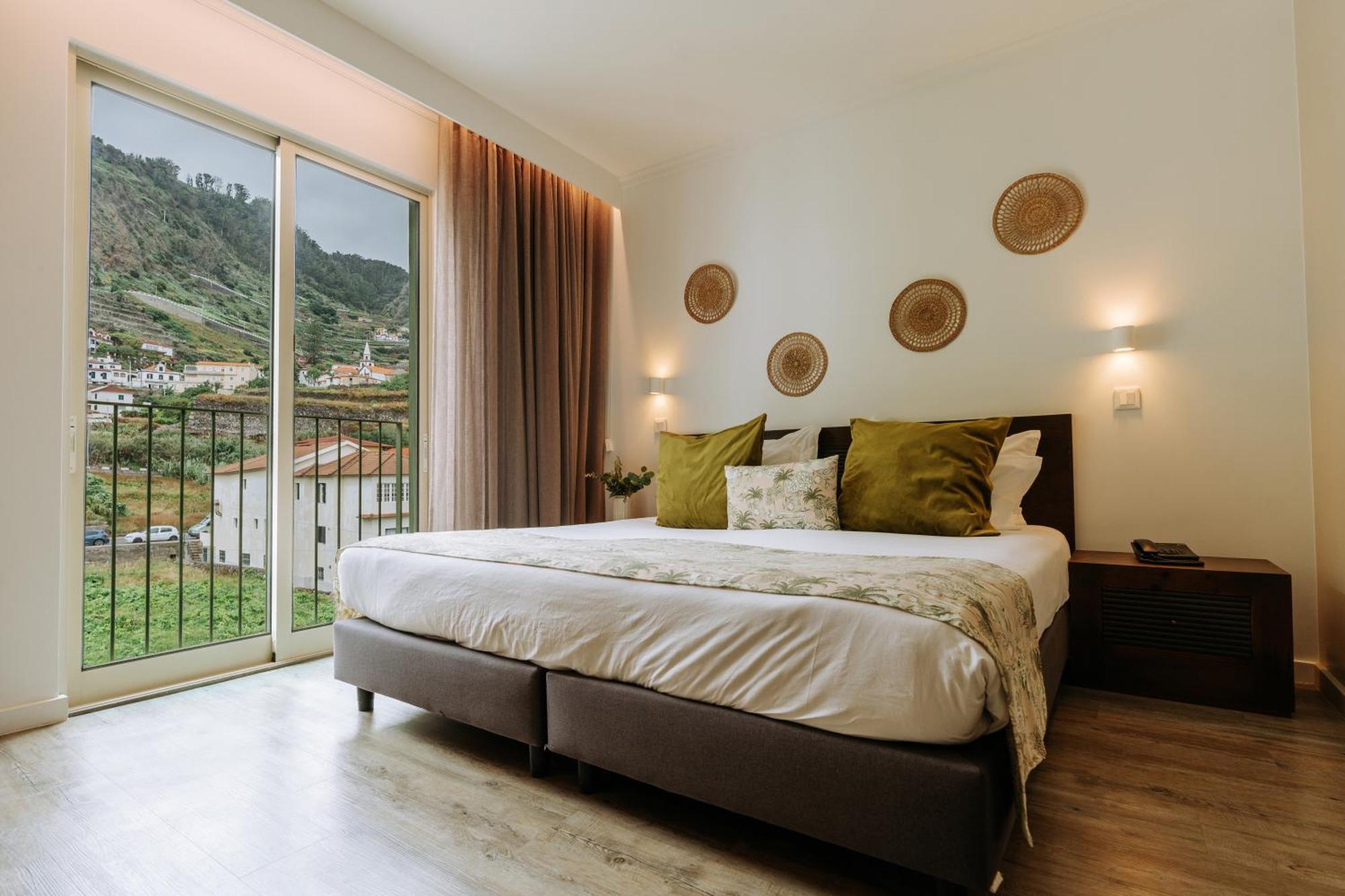 Twin Room with Mountain View (no balcony)