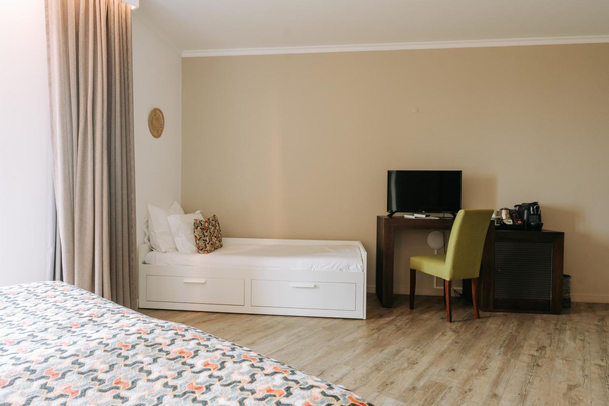 Twin Room with Sea View with 2 extra beds