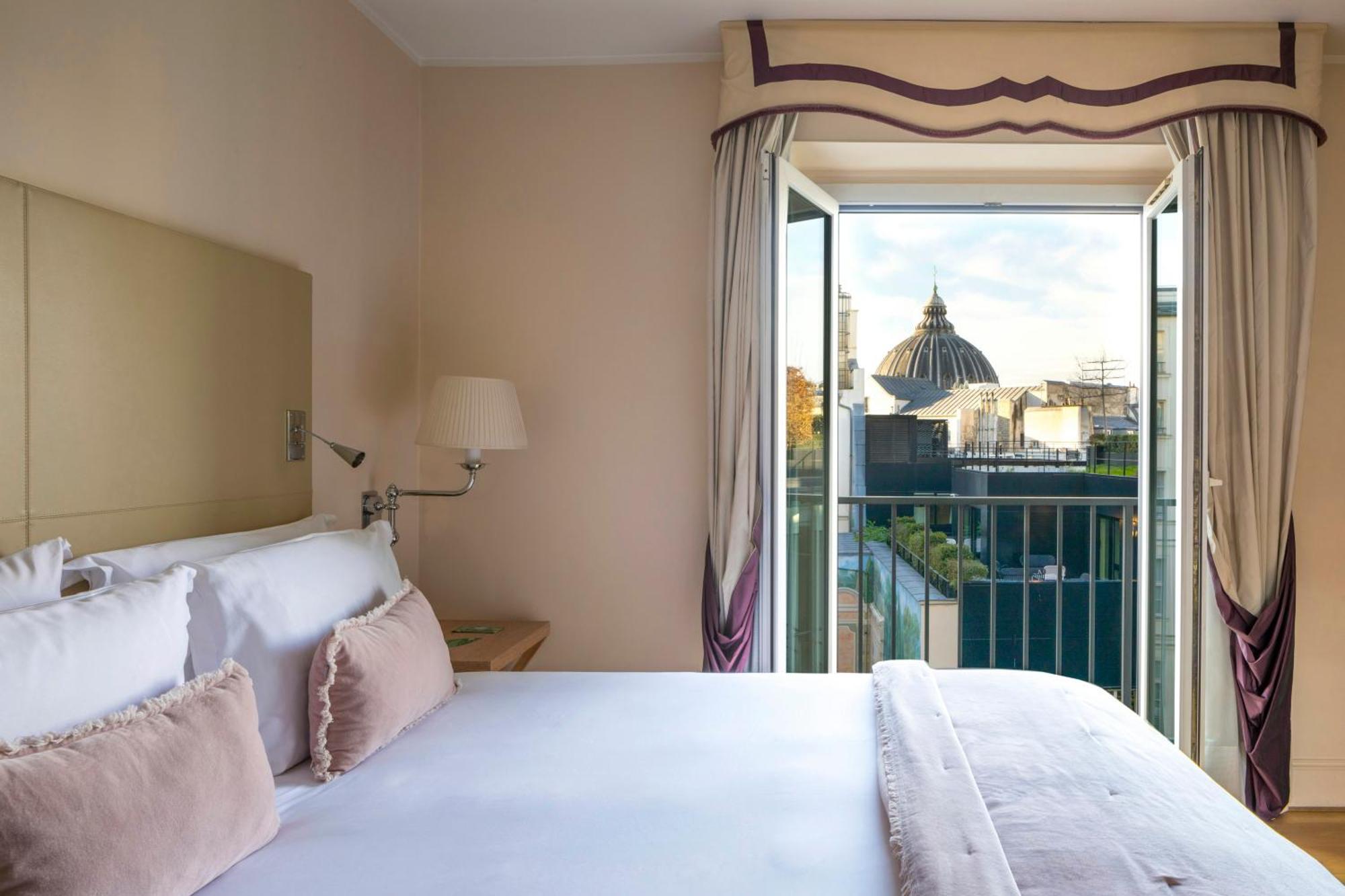 Deluxe Eiffel Tower View