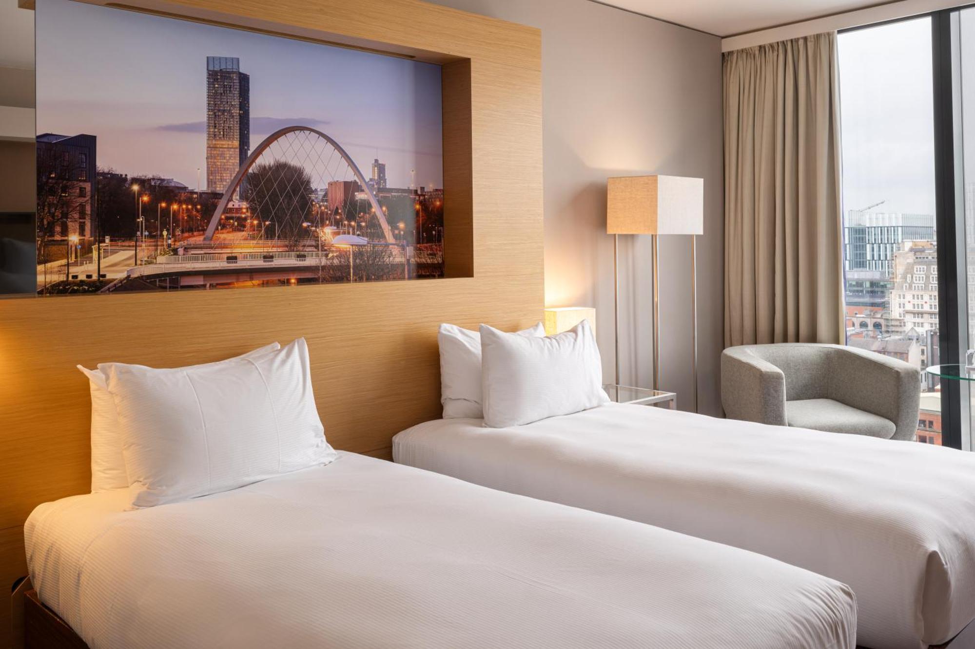 Quarto Clássico com 2 Camas de Solteiro e Vista da Cidade