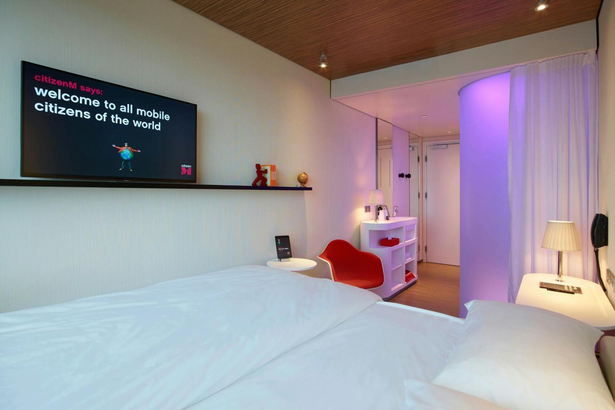 Habitación con cama extragrande.