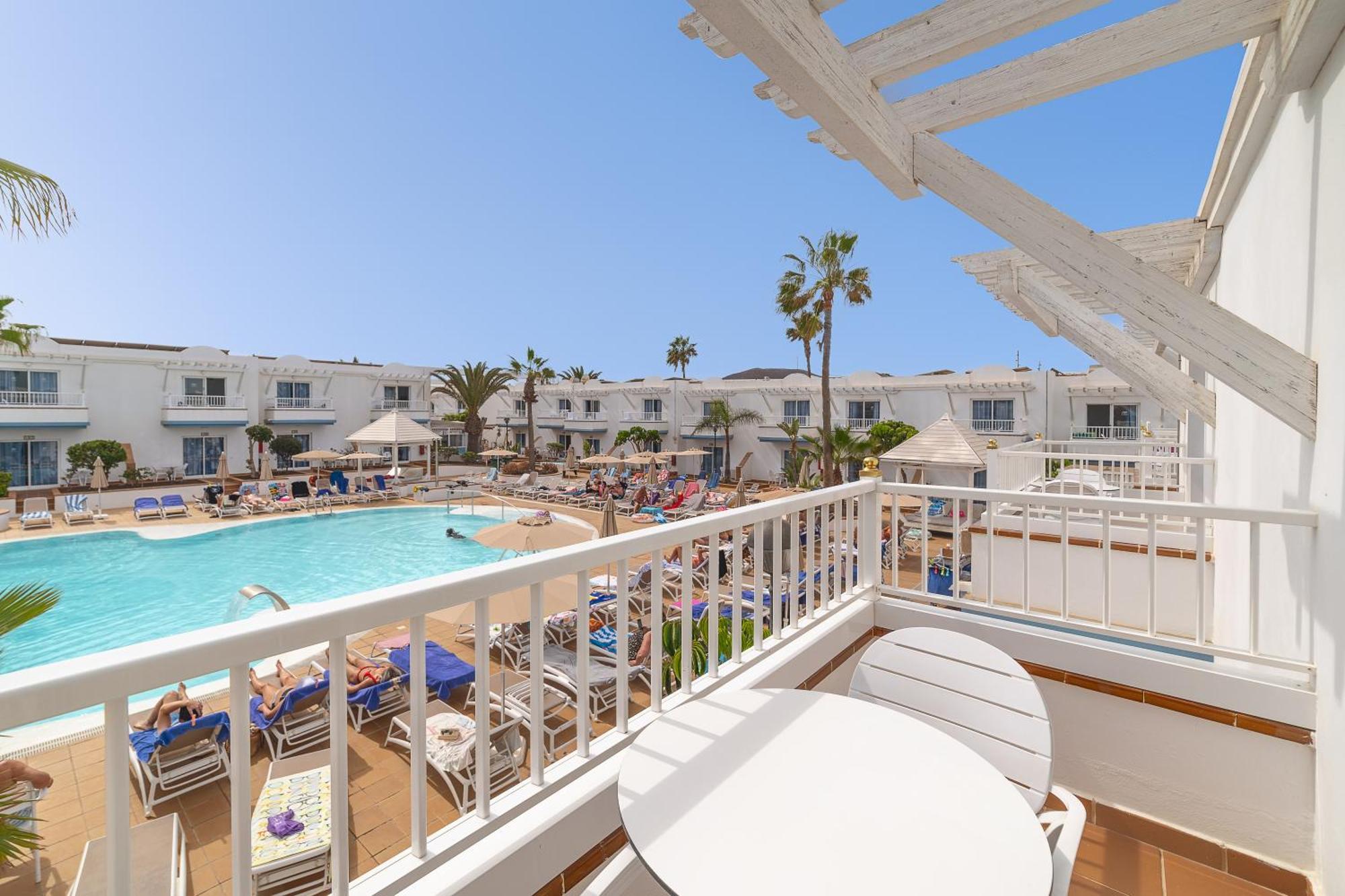 Apartment with Pool View