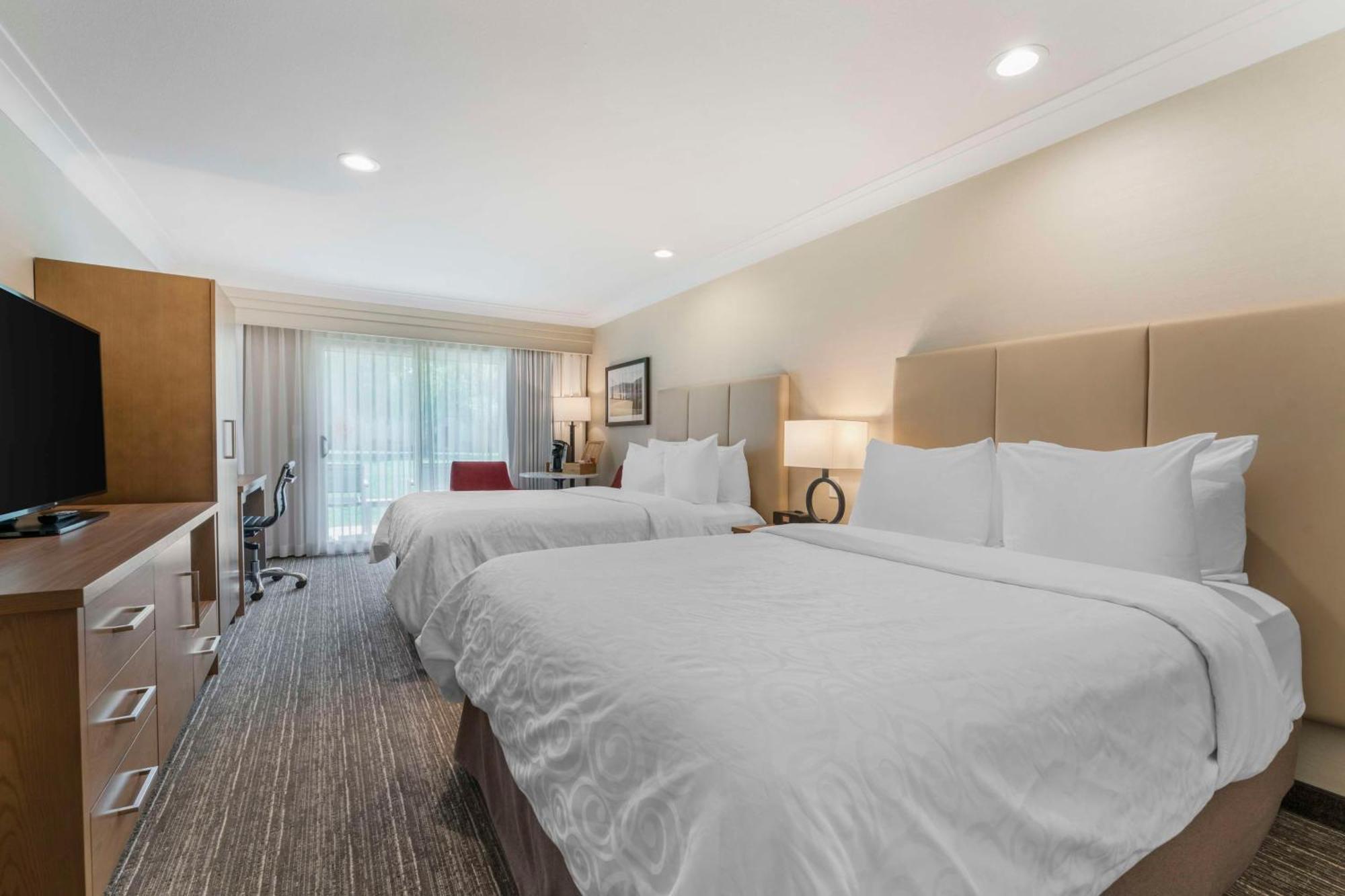 Zimmer mit 2 Queensize-Betten - Blick auf den Innenhof