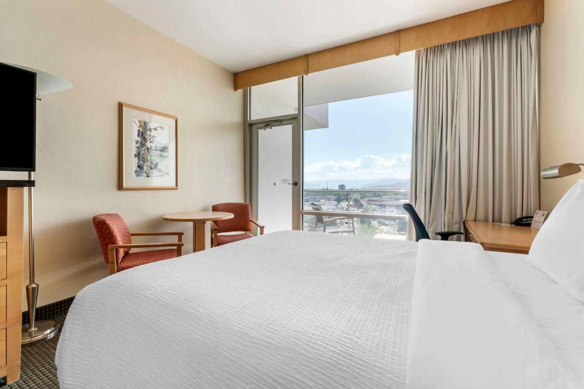 Zimmer mit 2 Queensize-Betten und Balkon