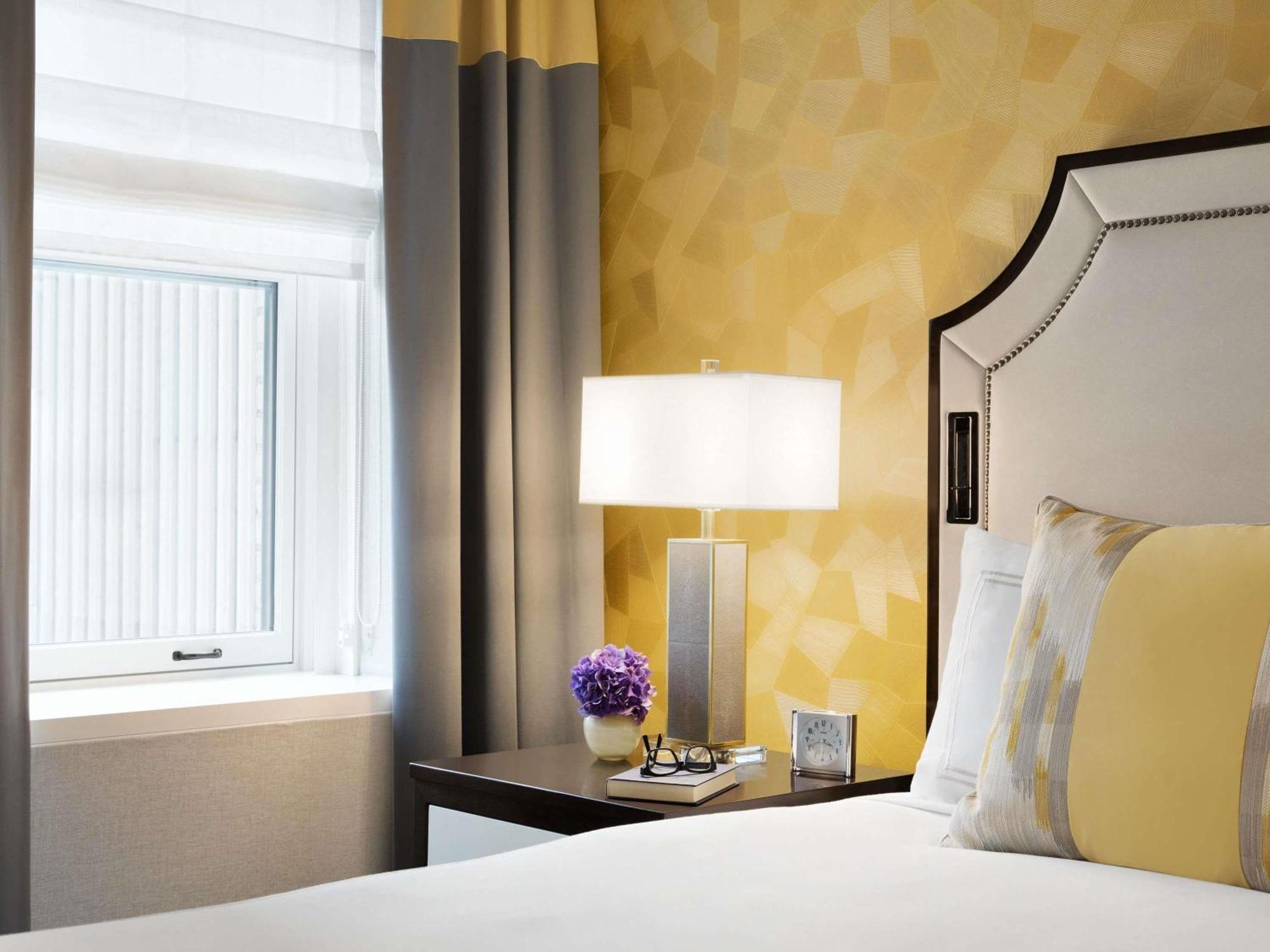 Suite de 1 dormitorio con cama extragrande y vistas a la bahía