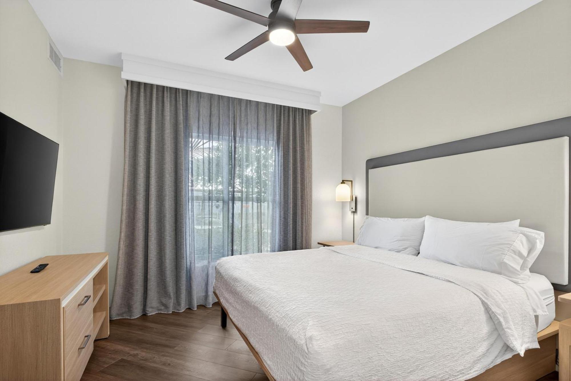 One-Bedroom King Suite - Non-Smoking
