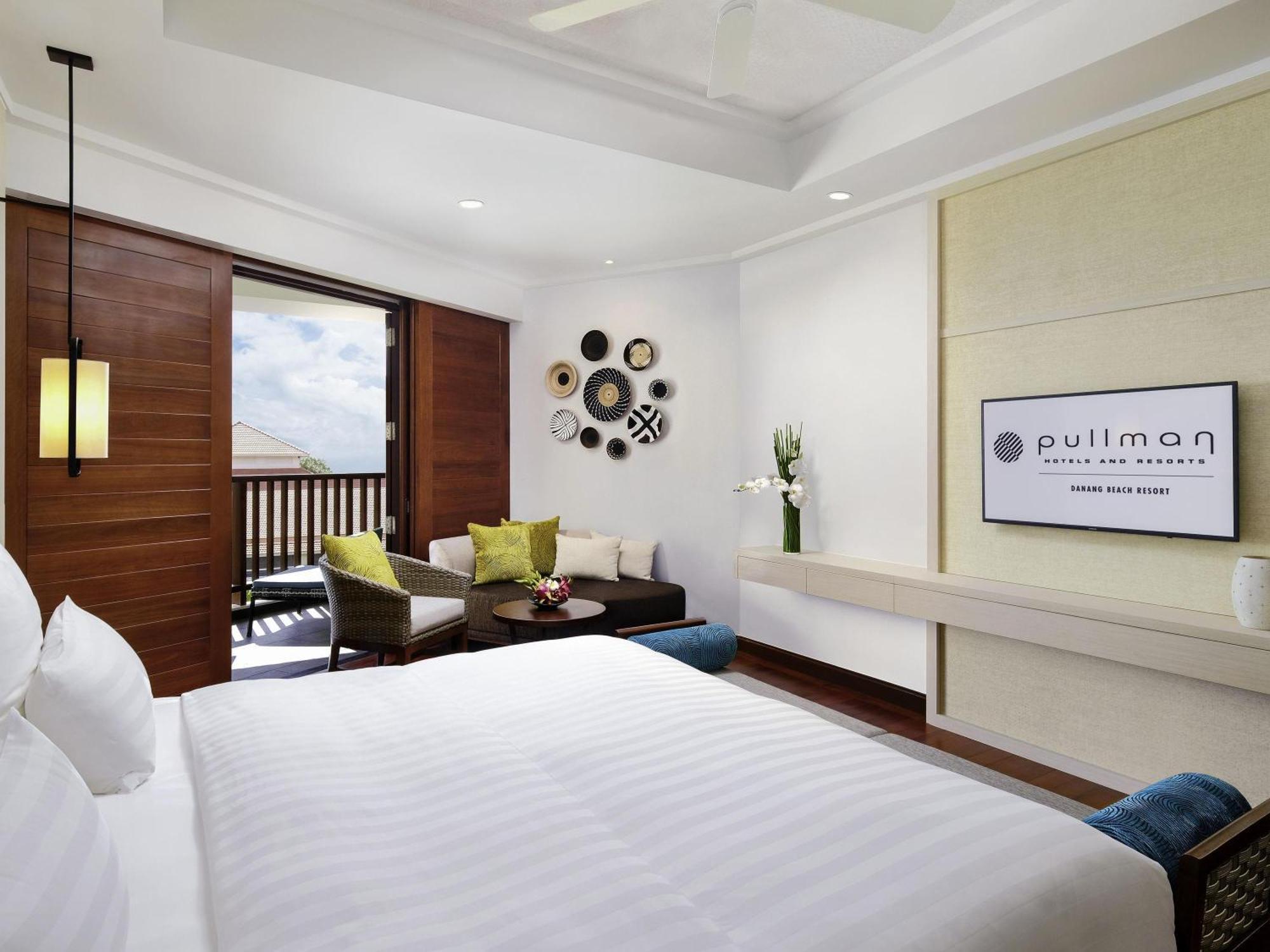Deluxe Queen Room with Partial Ocean View