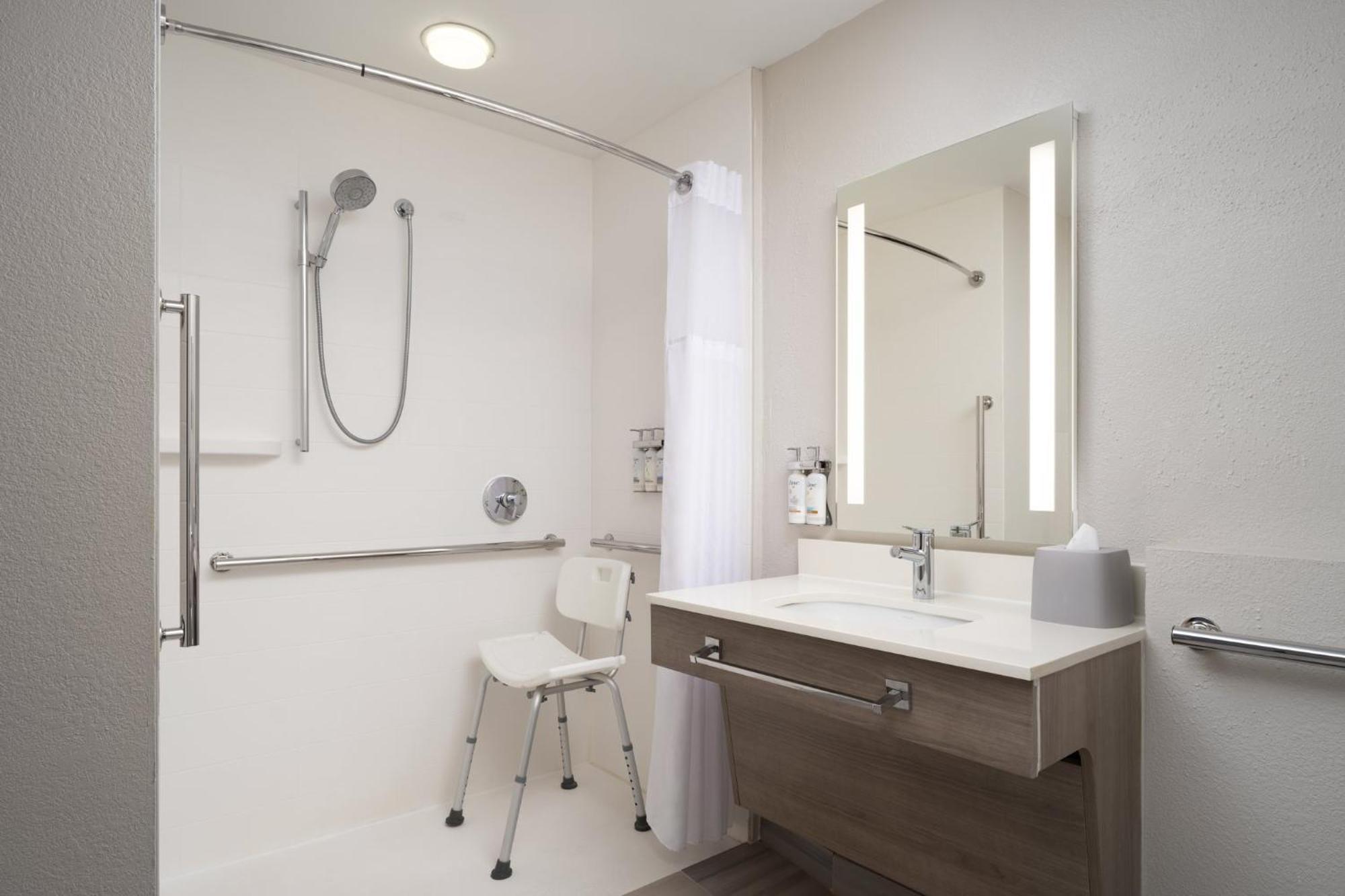 King Room - Mobility Access/Roll in Shower - Non-Smoking