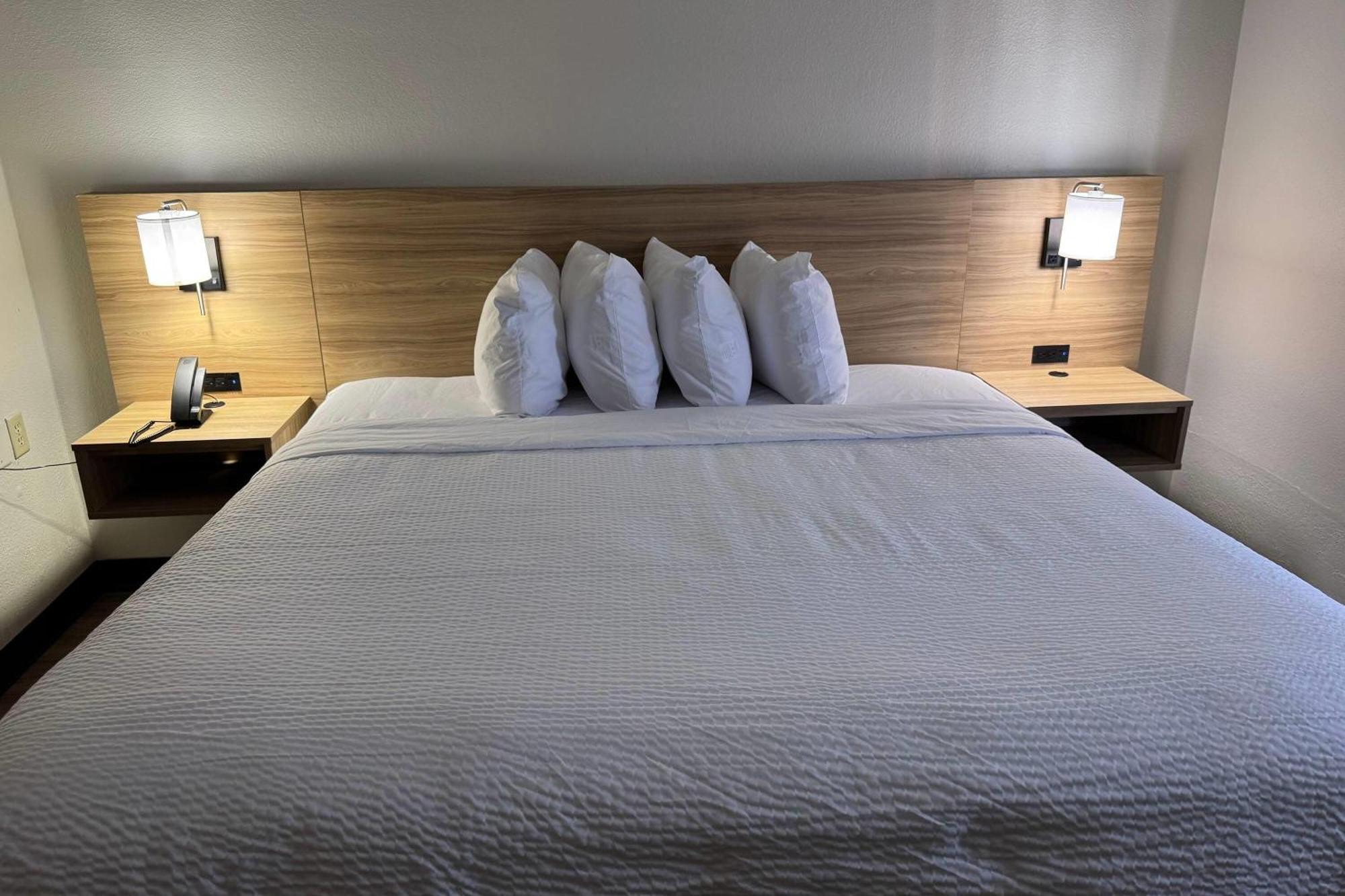King Room with Roll-in Shower - Mobility Access/Non-Smoking