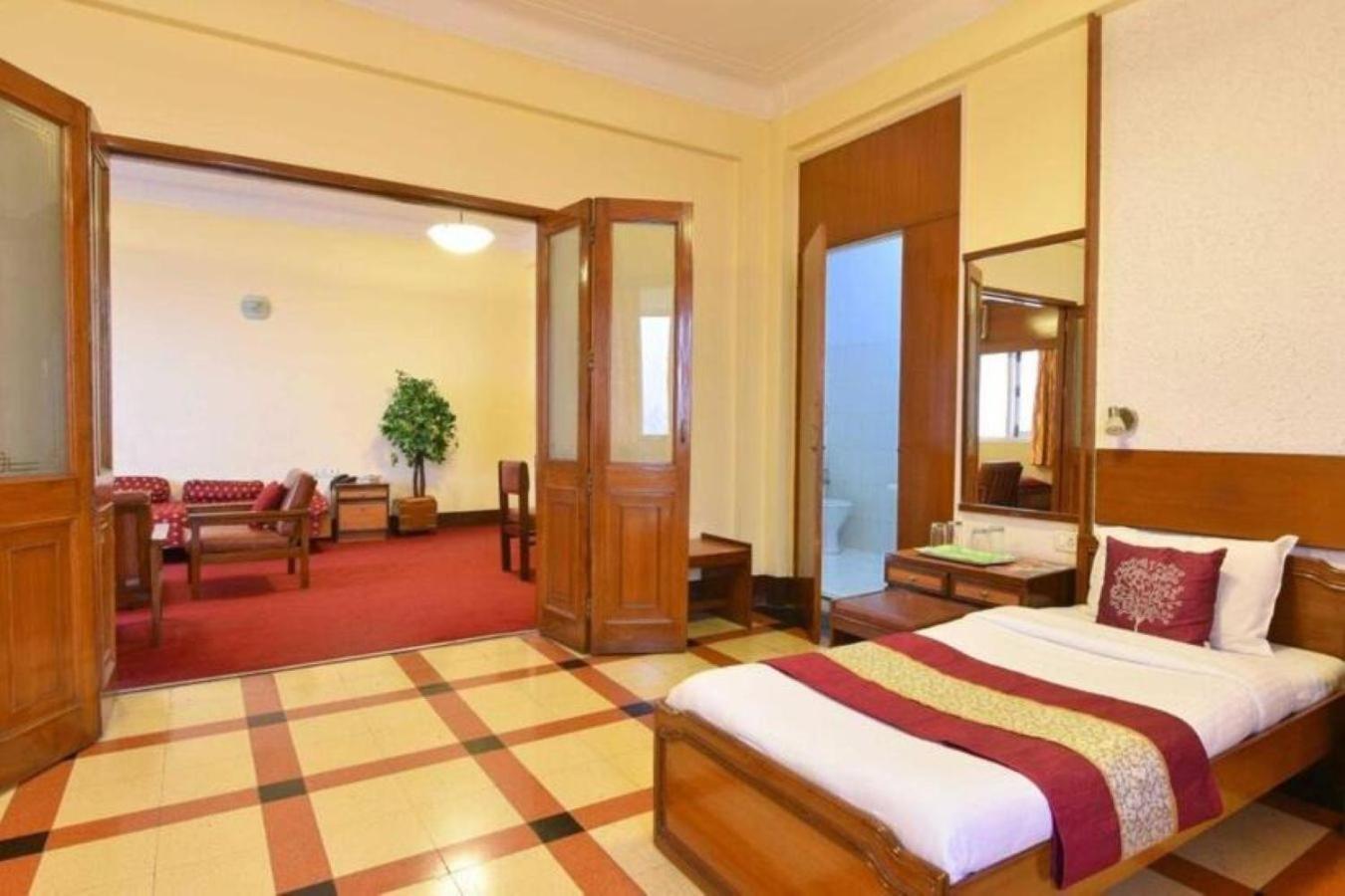 Queen’s Necklace Suite