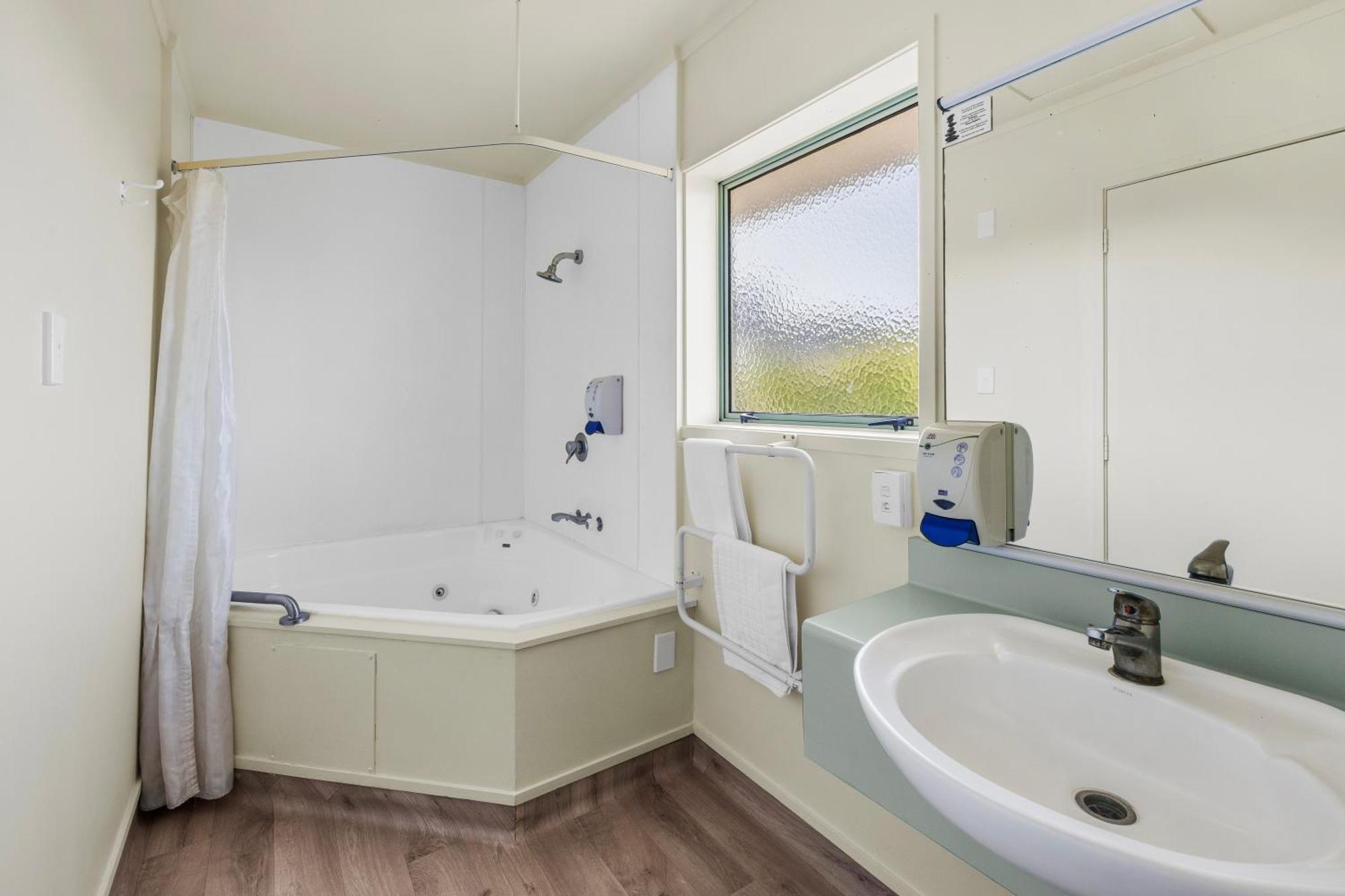 Studio with Spa Bath