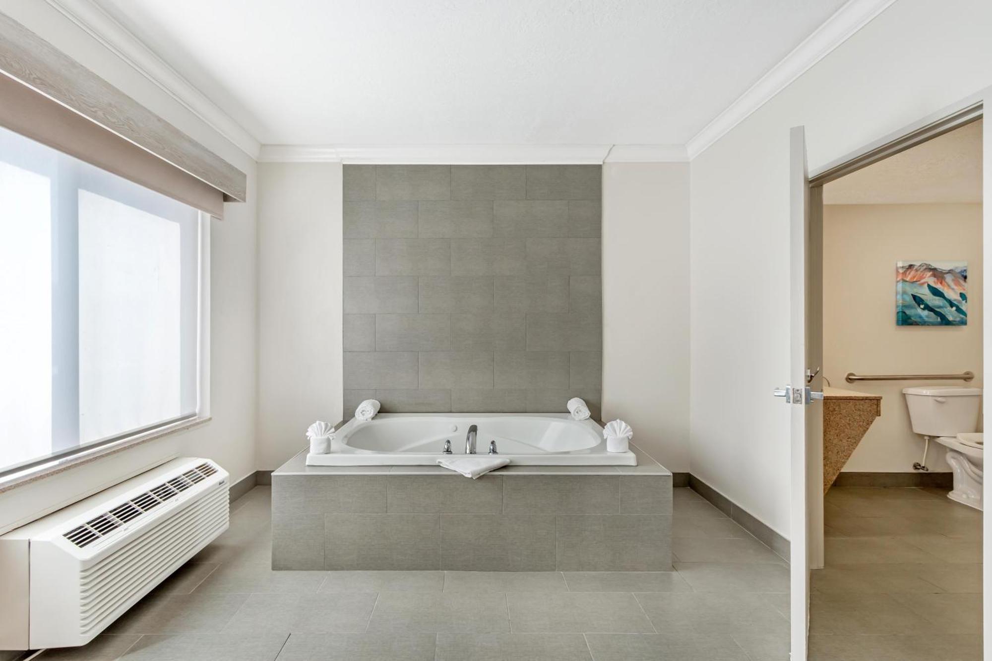 King Suite with Roll-In Shower and Spa Bath - Disability Access/Non-Smoking