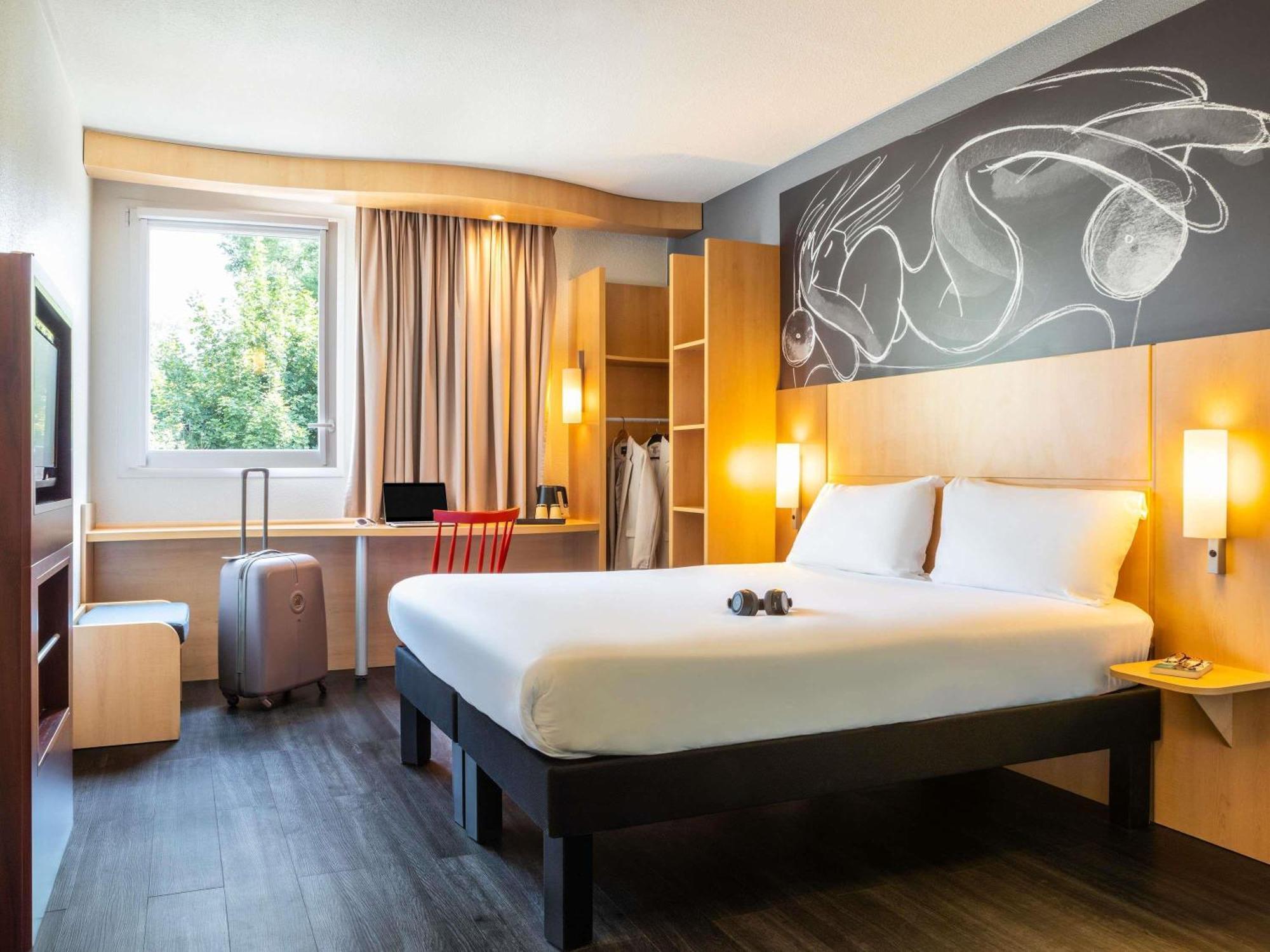 Chambre Lit Queen-Size Accessible - Personnes à Mobilité Réduite