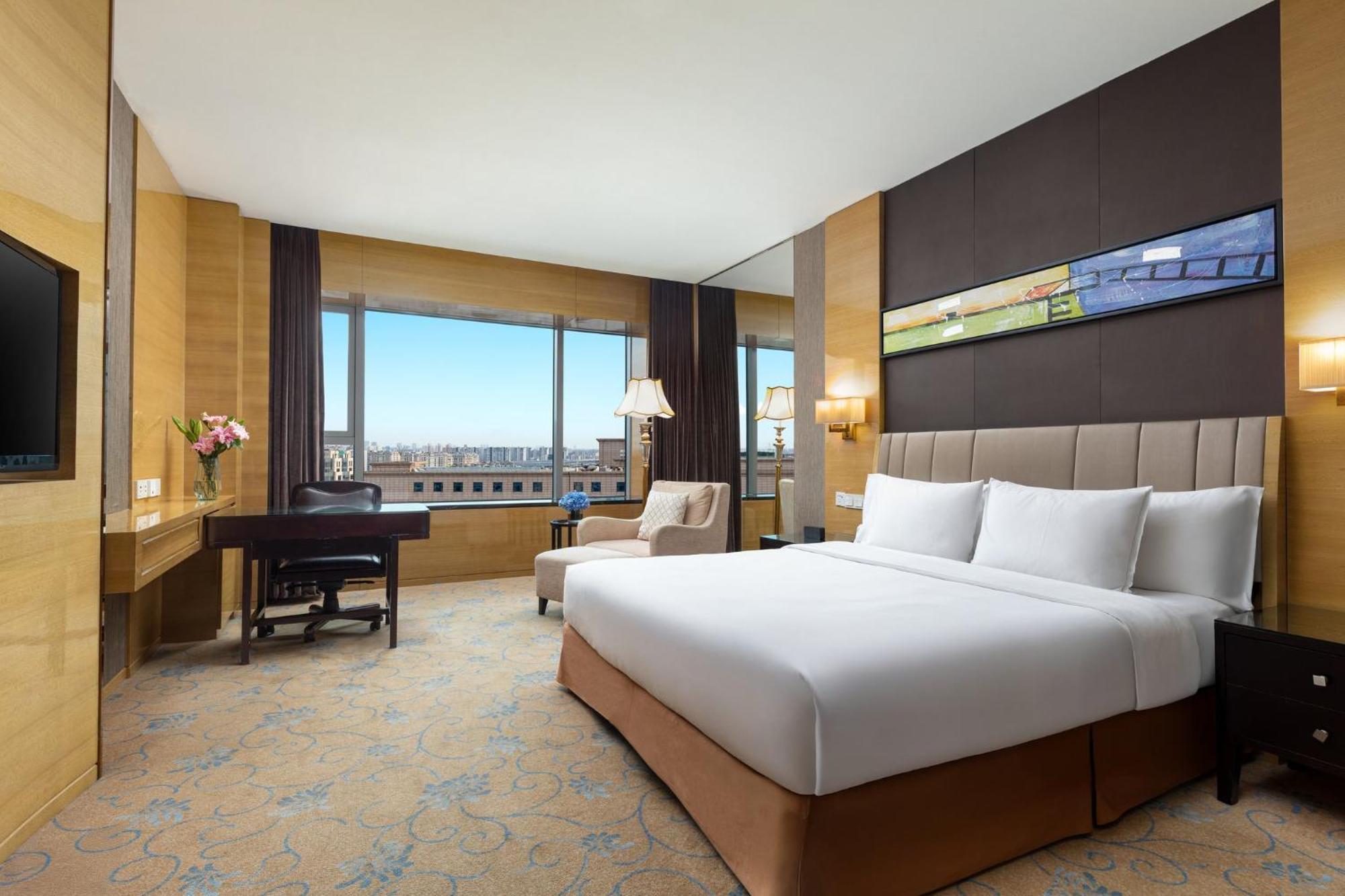 Standard King Room Club Floor