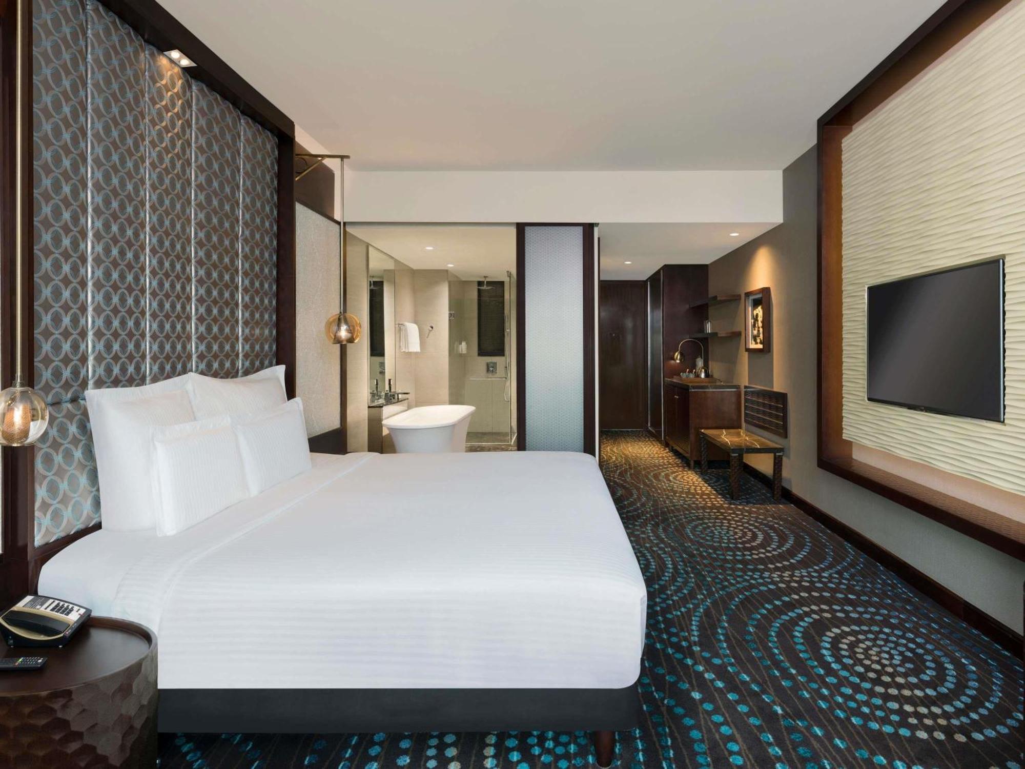 Superior King Room Pool View Bathtub
