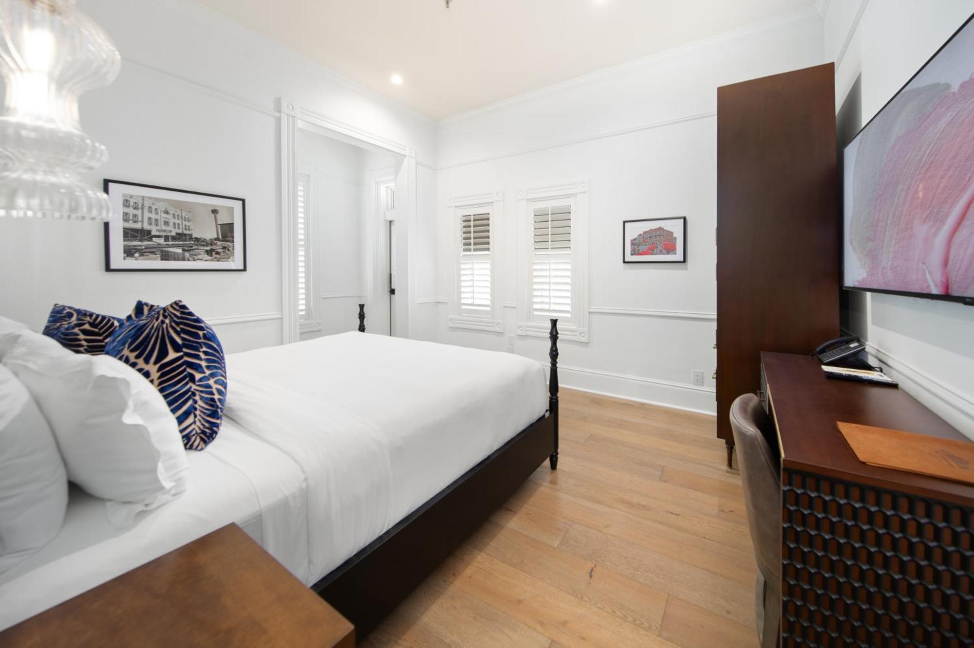 Habitación con cama extragrande y balcón