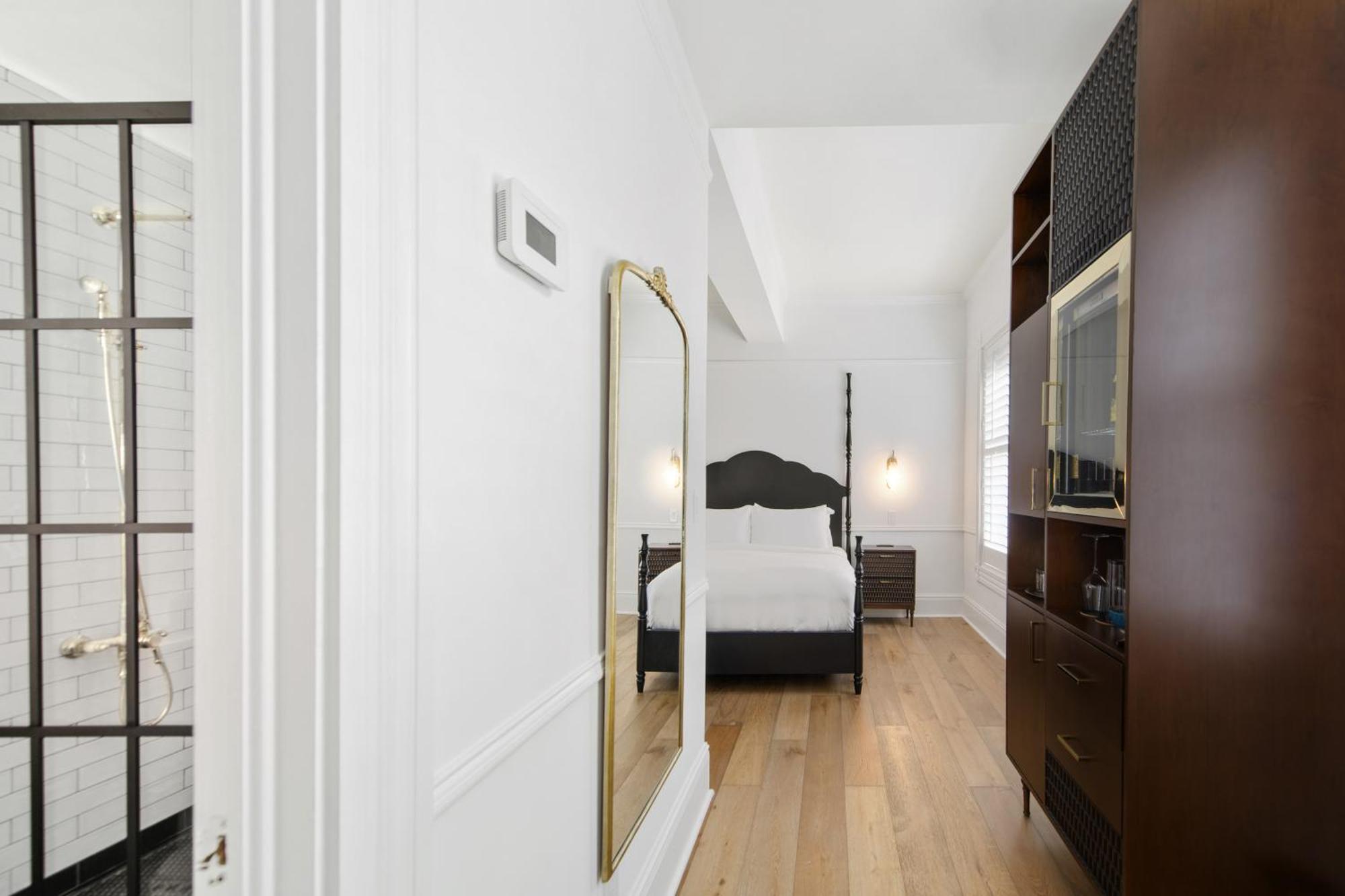 Habitación con cama extragrande.