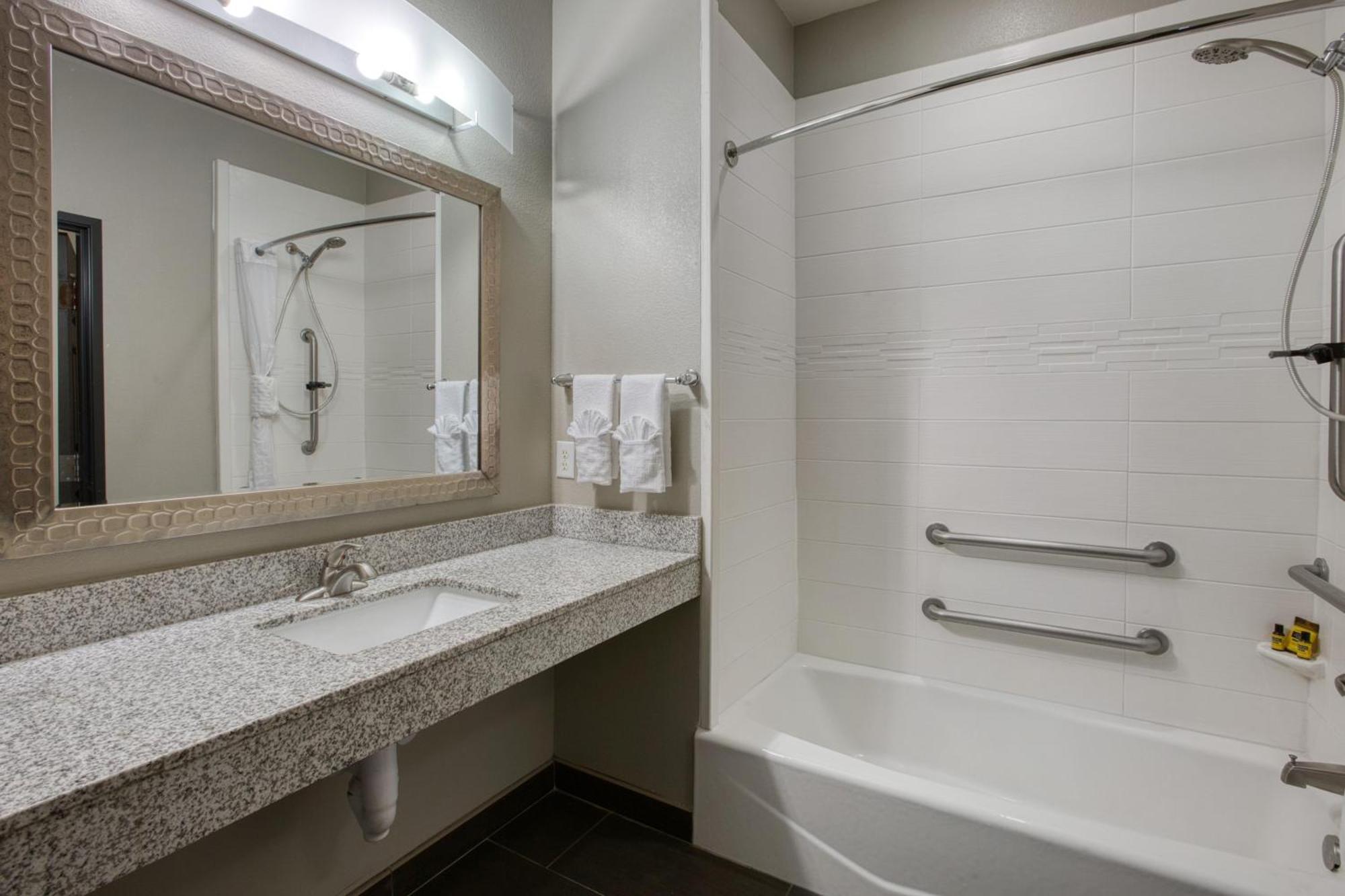 Queen Room with Two Queen Beds and Bath Tub - Disability Access/Non-Smoking