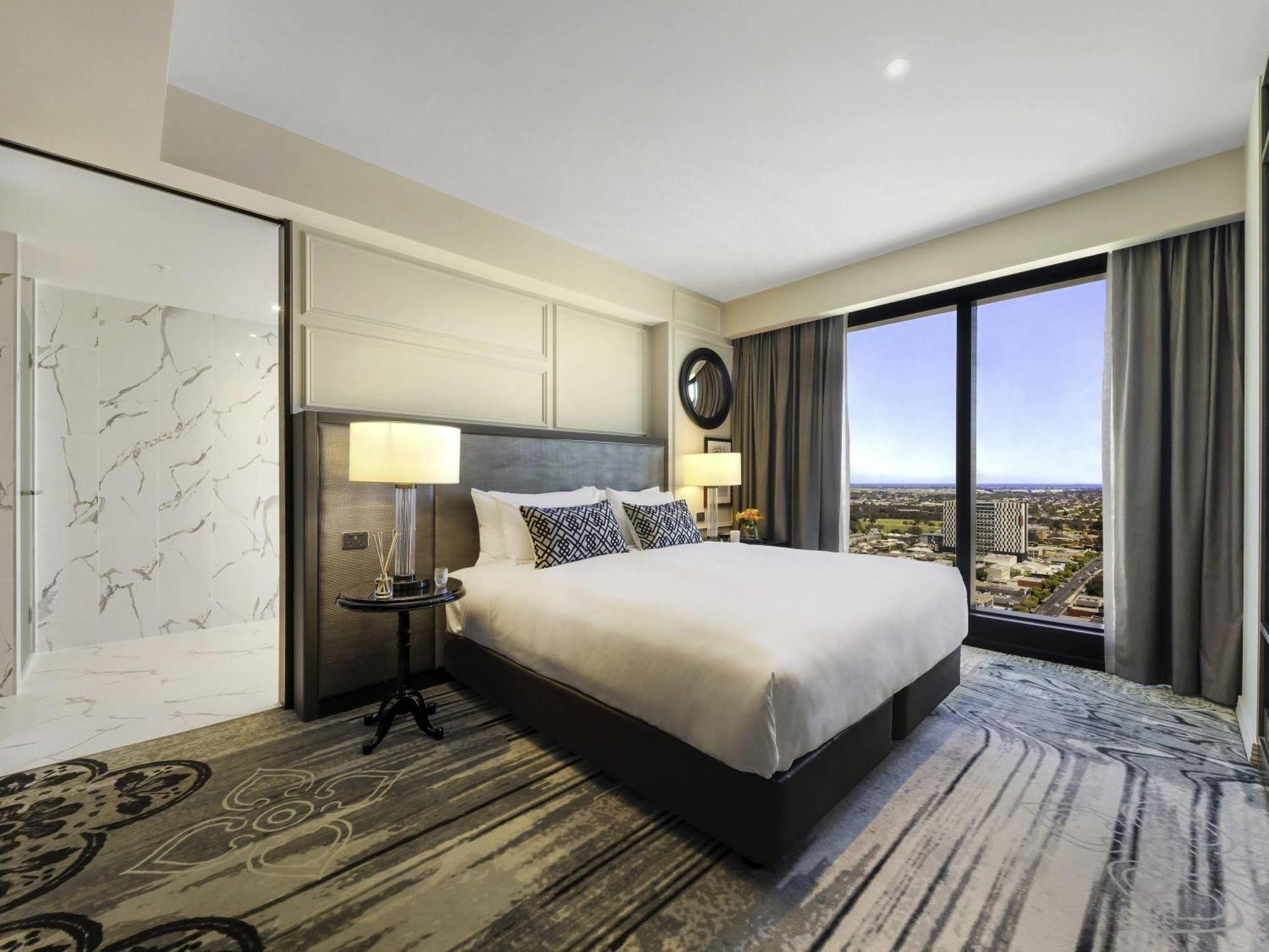 Prestige King Suite with Living Room and Club Access - Accessible
