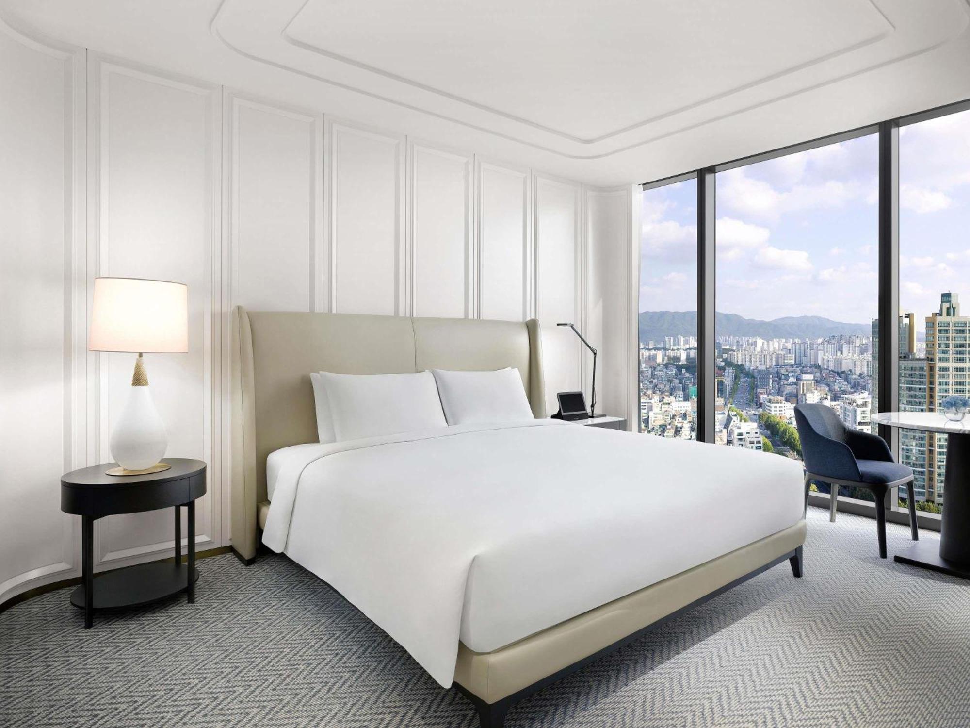 Prestige Family King Suite with Sofa Bed and Lake View