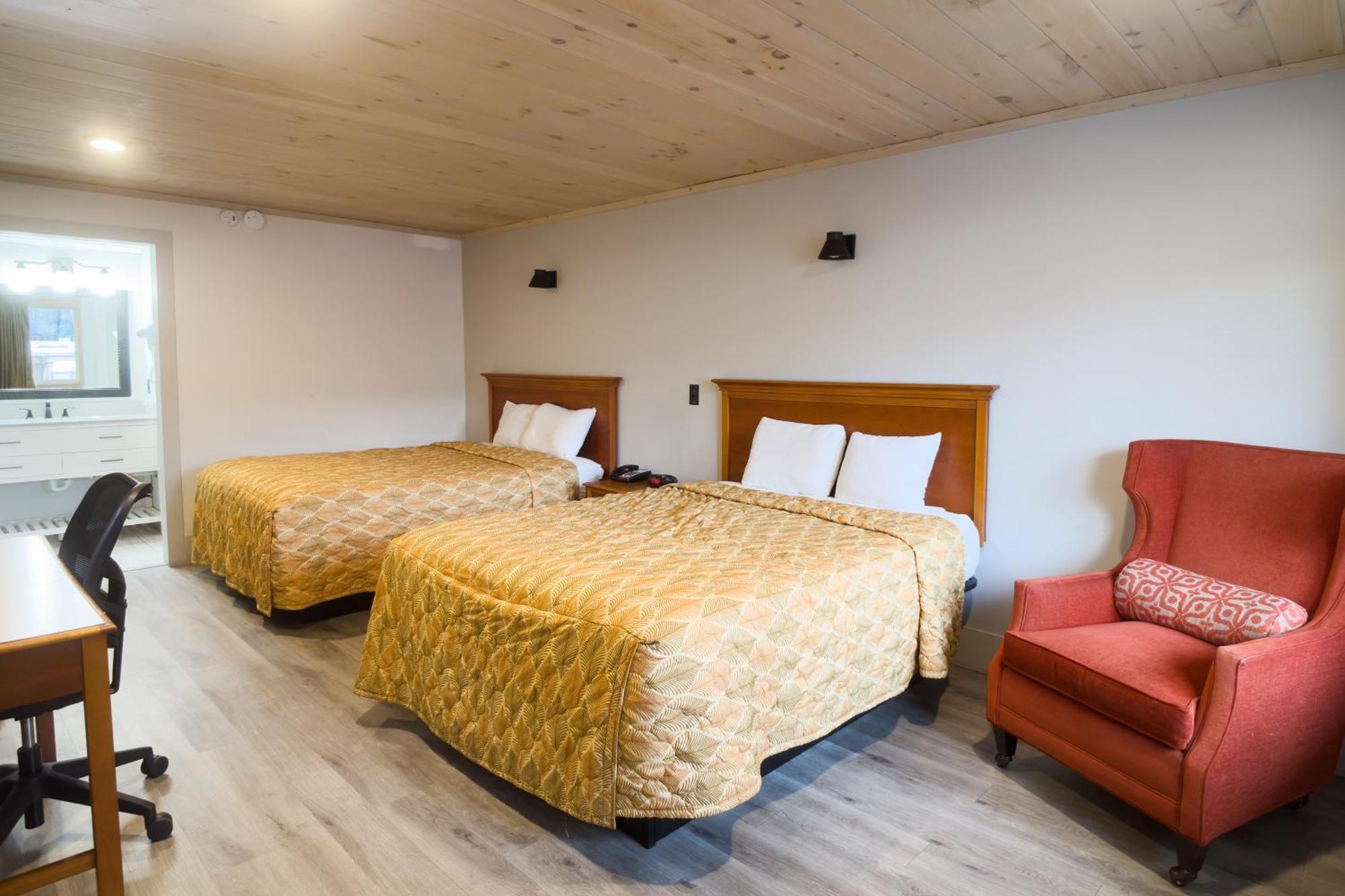 Habitación con 2 camas grandes y vistas al río