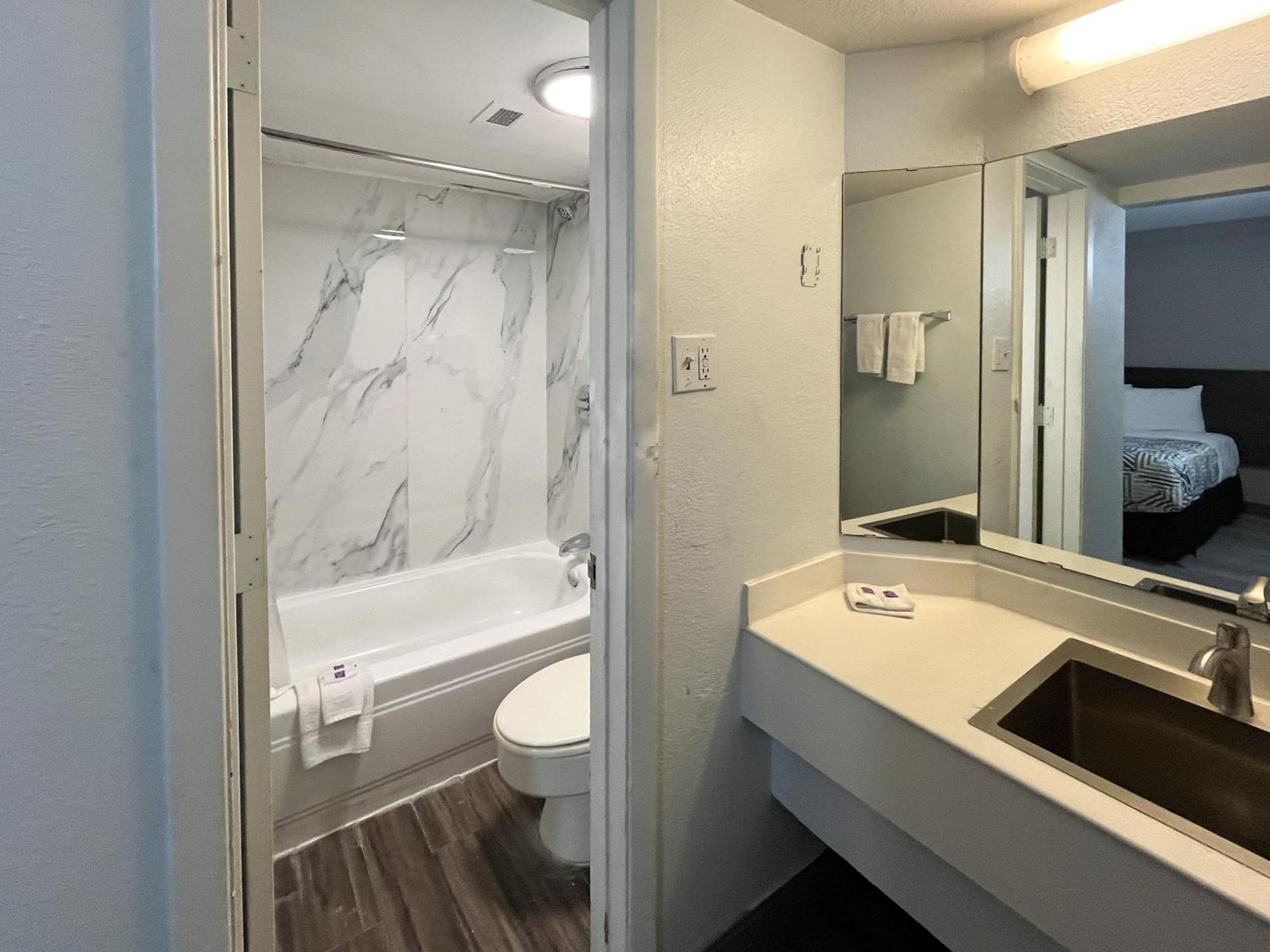 1 Full Bed | ADA/Tub/Non-Smoking/Kitchen