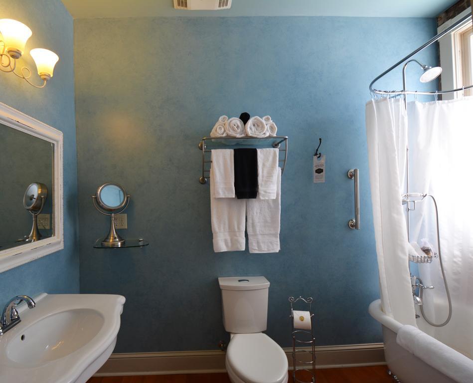 Standard Queen Room