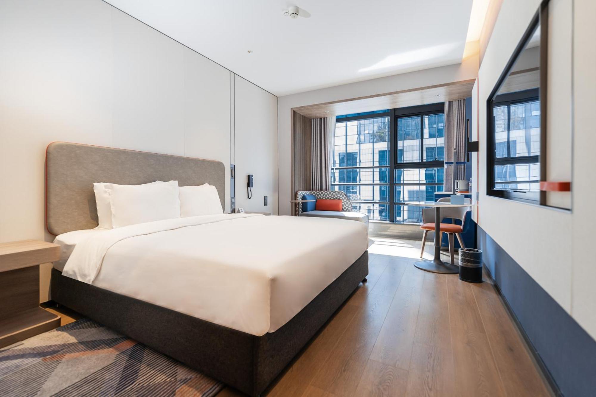 Standard King Room with City View