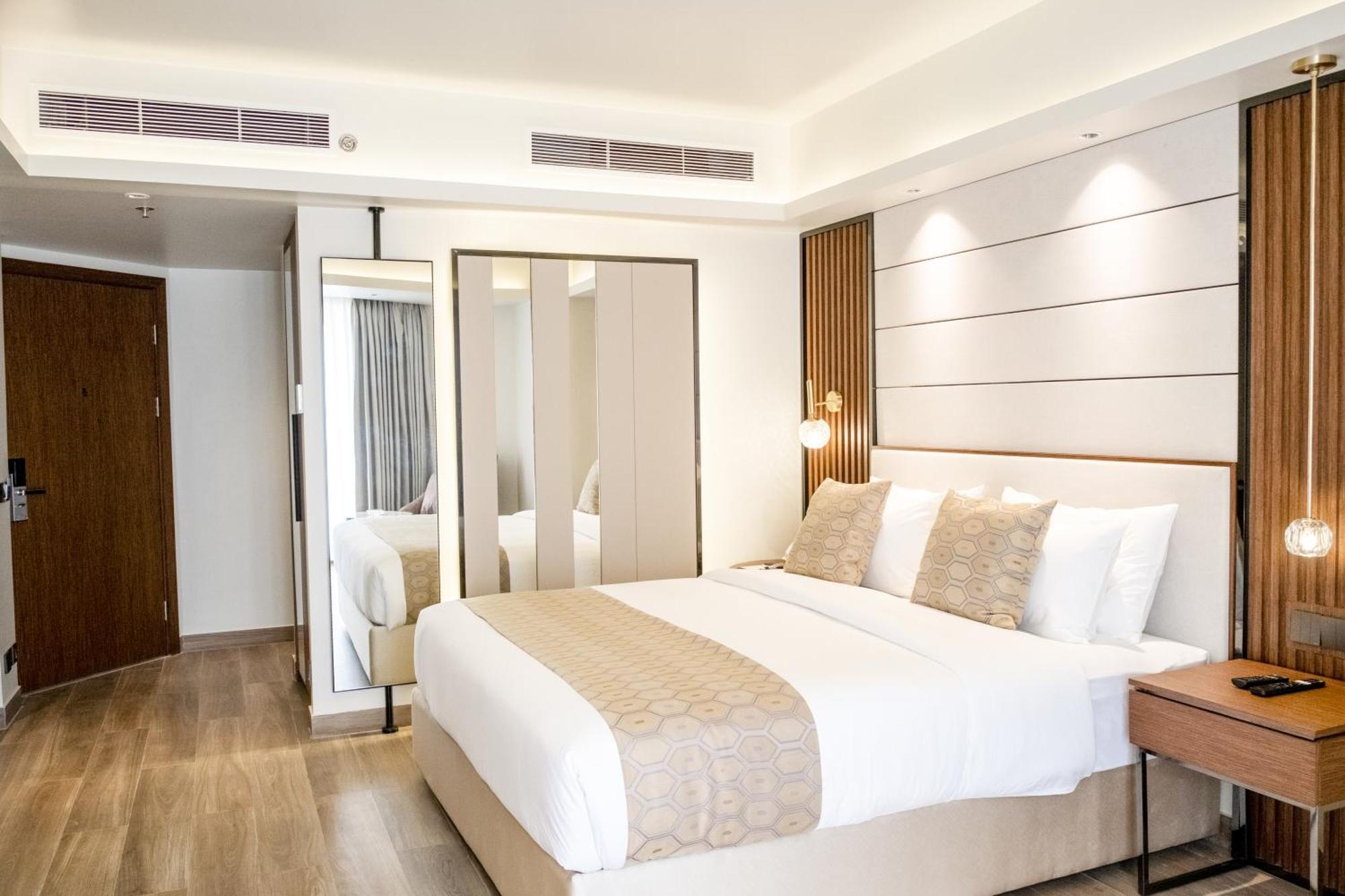 King Room - Oceanfront/Smoking