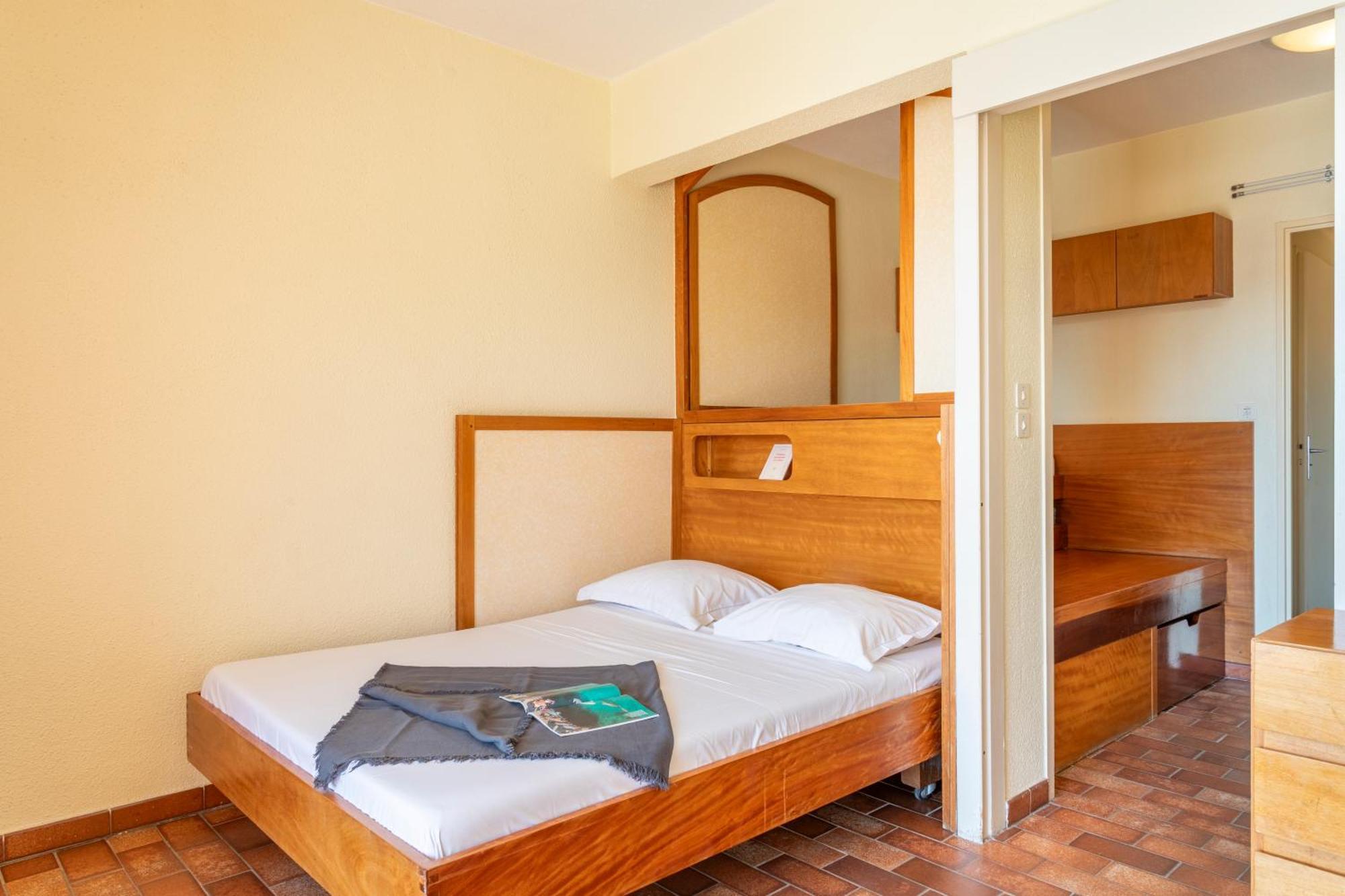 One-Bedroom Apartment with Sleeping Alcove (6 People) - Port View