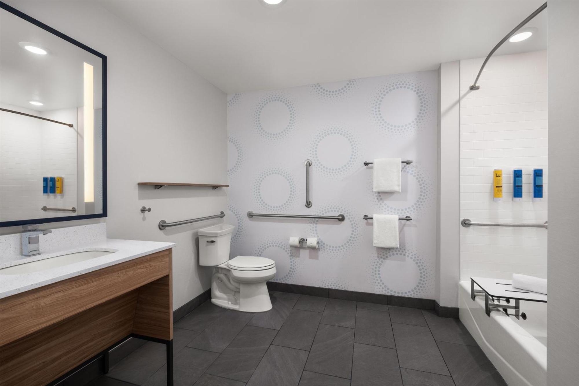 Habitación adaptada para personas de movilidad reducida con cama extragrande y bañera